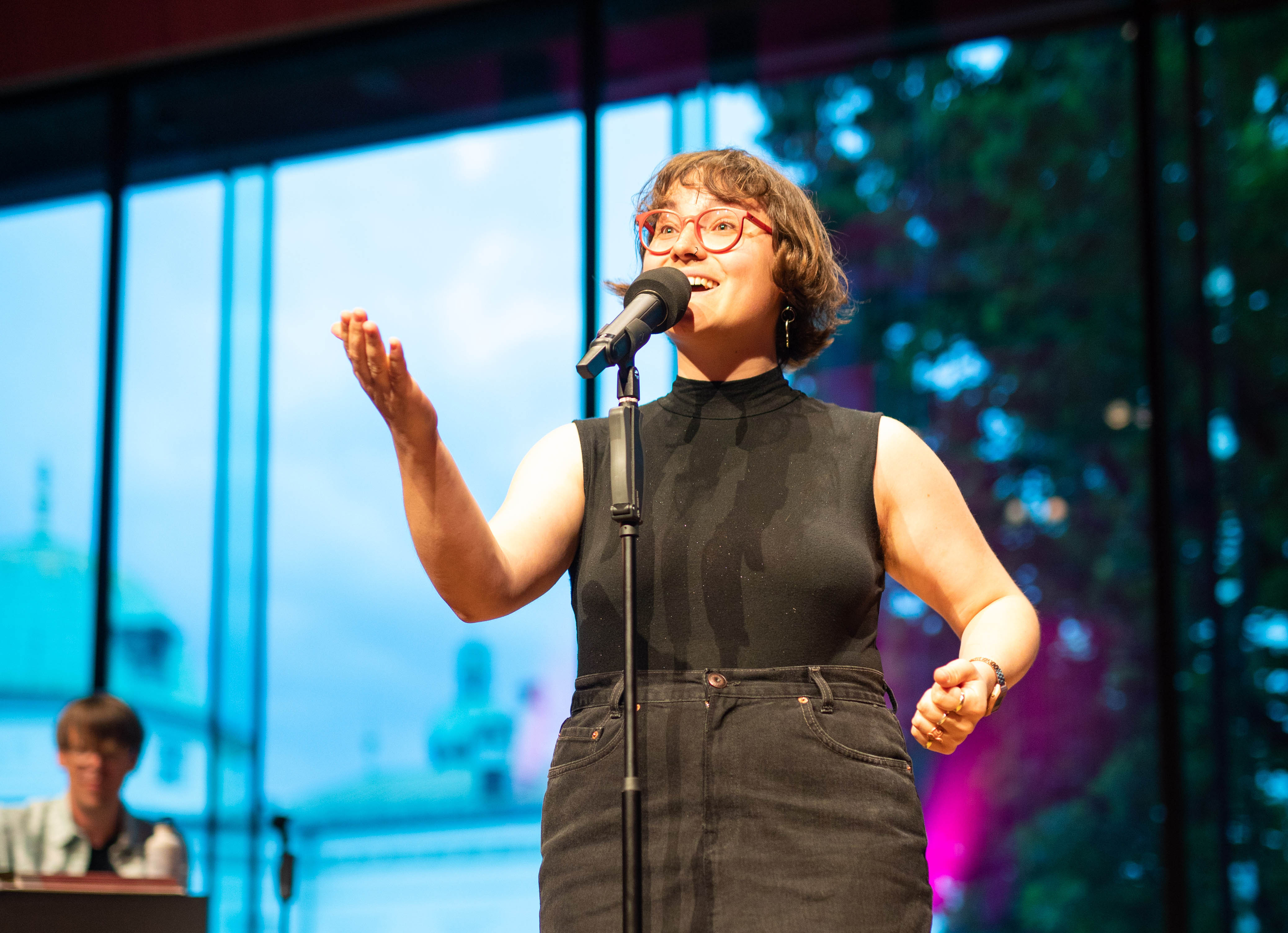 Katrin „ohne H“ Rauch, erhält den Poetry-Slam-Preis 2023 von Land Tirol und Stadt Innsbruck.