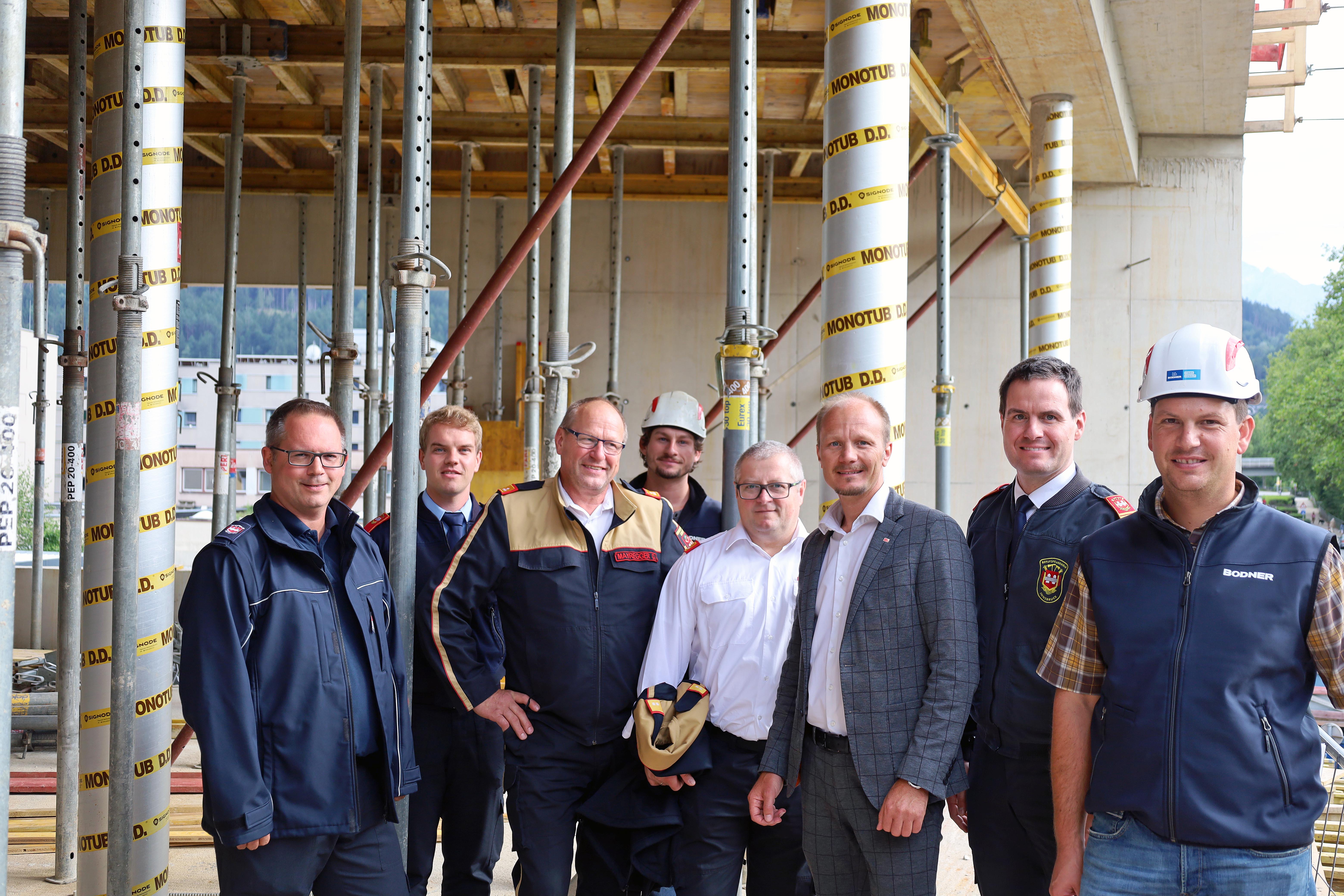 Vizebürgermeister Johannes Anzengruber (3.v.r.) besichtigte gemeinsam mit Branddirektor Helmut Hager (2.v.r.), Bezirks-Feuerwehrkommandant Gerhard Mayregger (3.v.l.), Bezirks-Feuerwehrkommandant-Stv. Helmut Plank (4.v.r.) und weiteren Funktionären der Berufsfeuerwehr Innsbruck sowie Vertretern der zuständigen Baufirma den Baufortschritt der neuen Hauptfeuerwache.