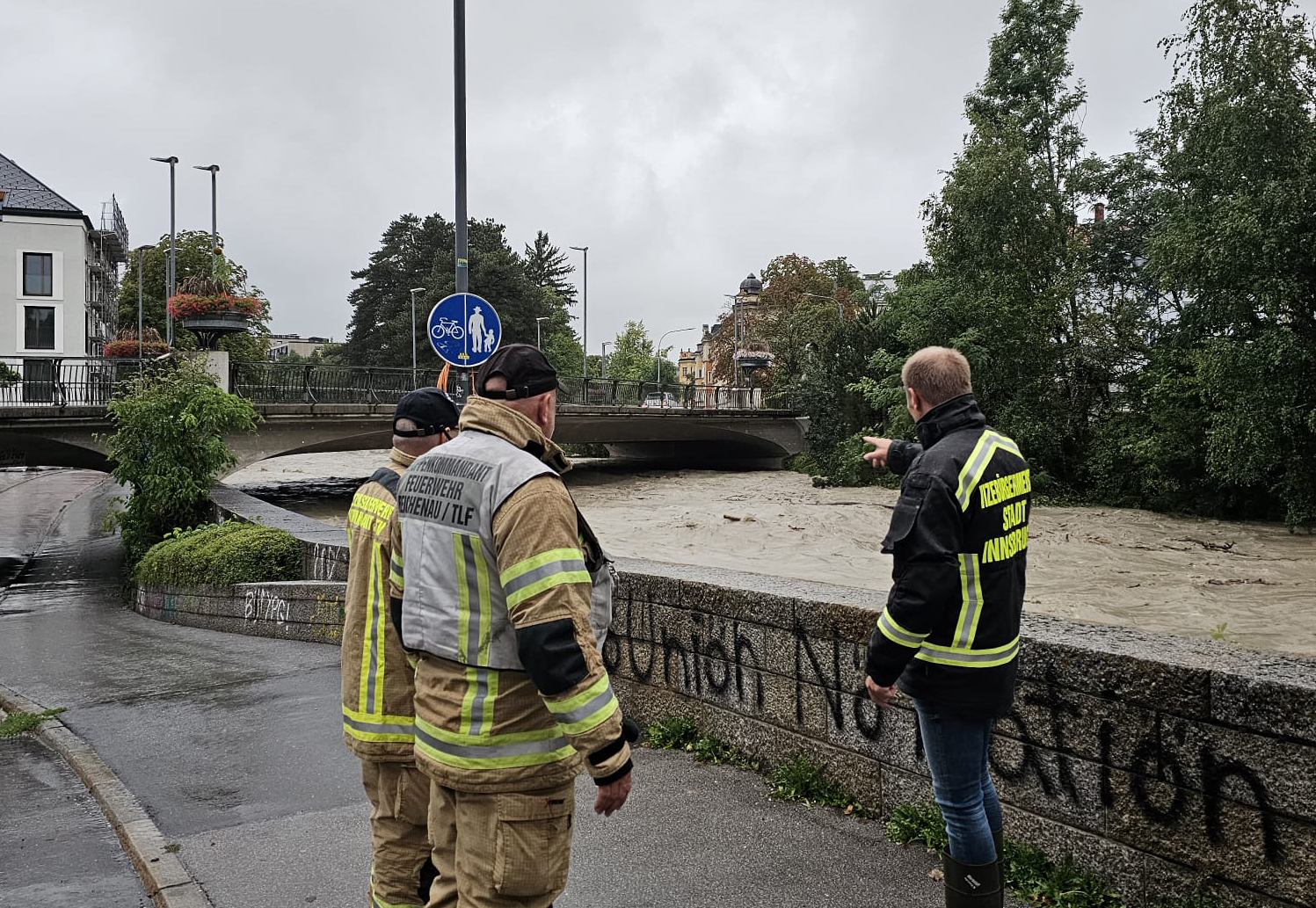 Vizebürgermeister Johannes Anzengruber (r.) machte sich am Montag, 28. August 2023, in den Morgenstunden ein Bild der Situation.