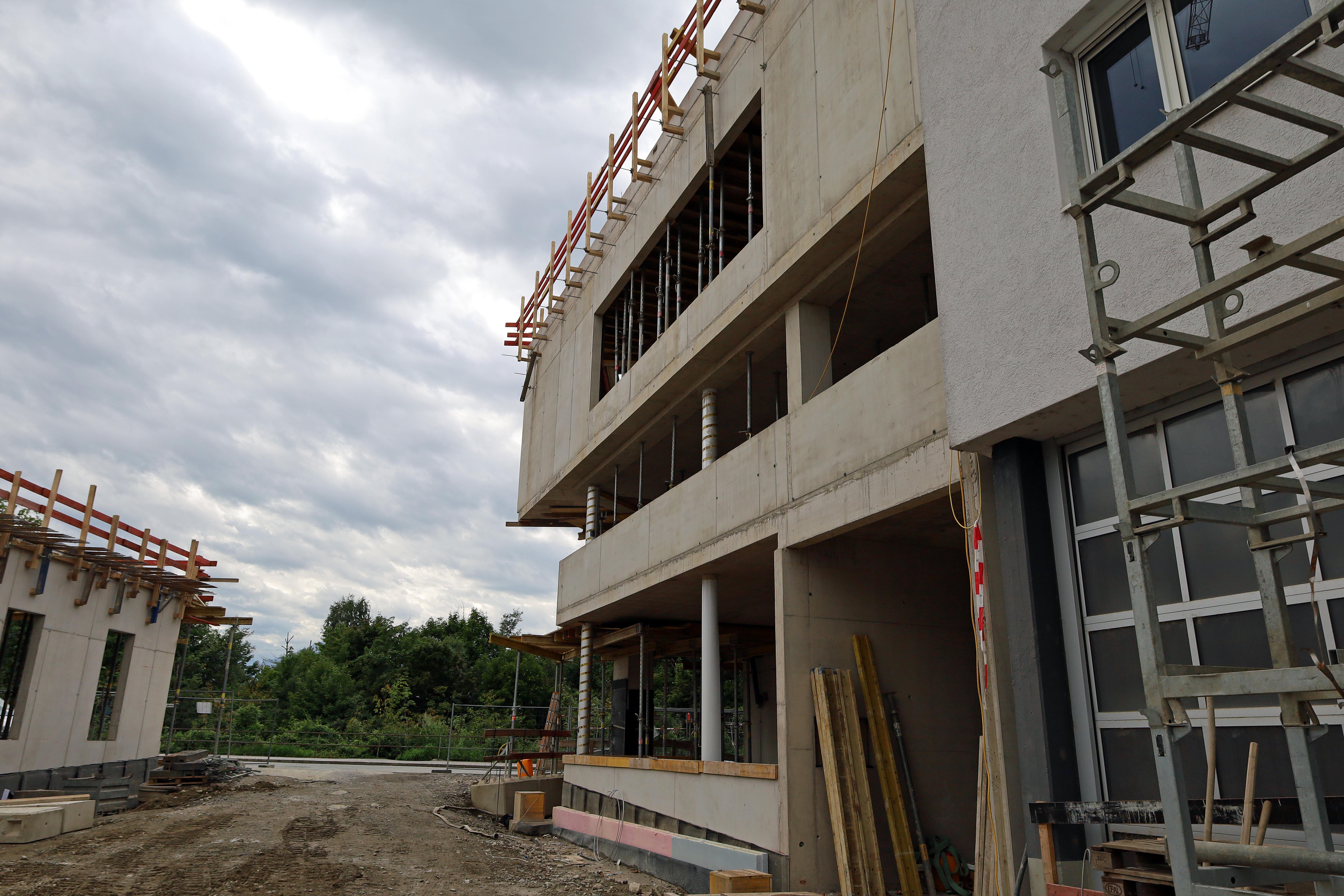 Auch der dreigeschoßige Zubau an die Hauptfeuerwache Innsbruck wächst in die Höhe.