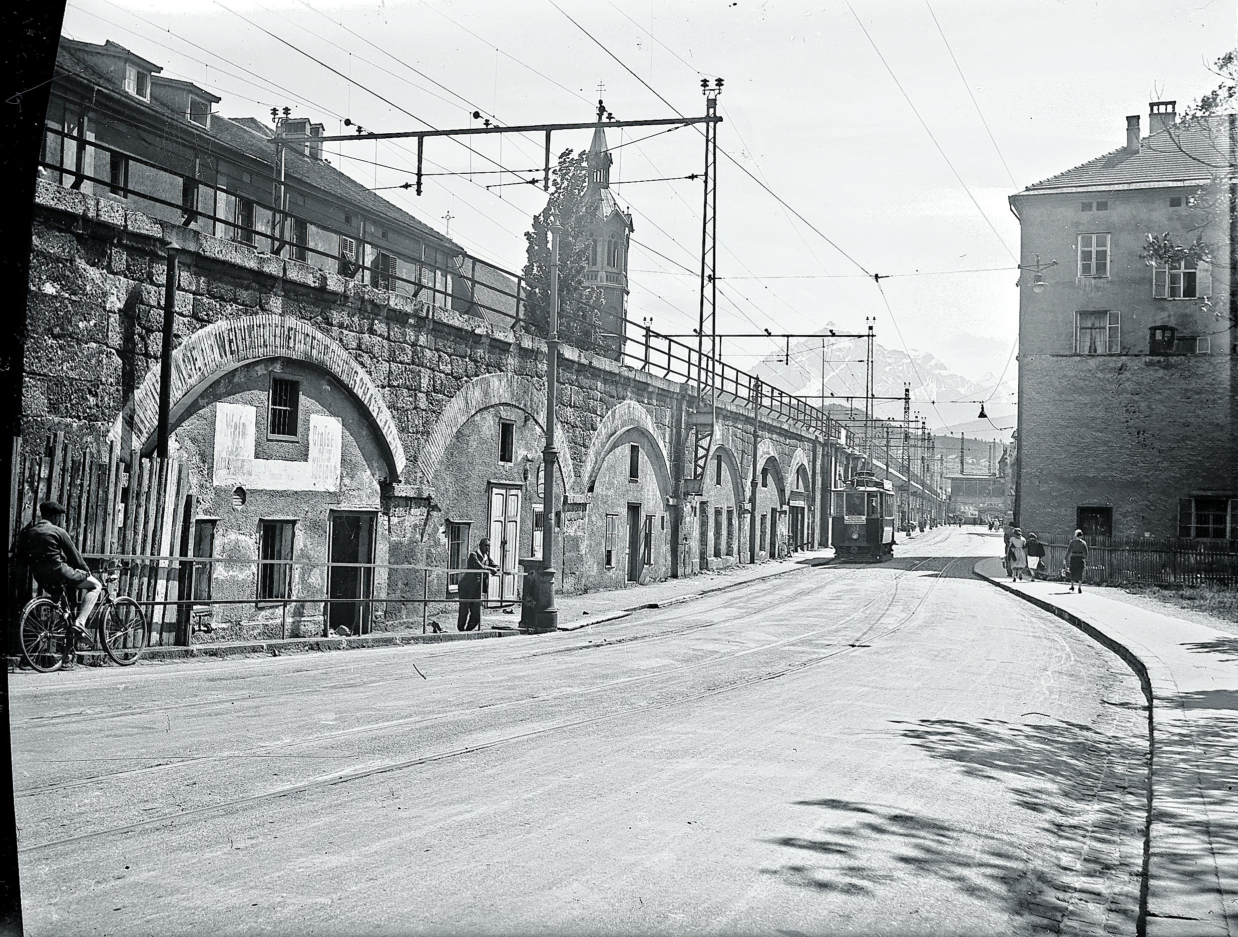 Blick entlang der Ing. Etzel-Straße auf die Viaduktbögen in Richtung Süden, um 1930