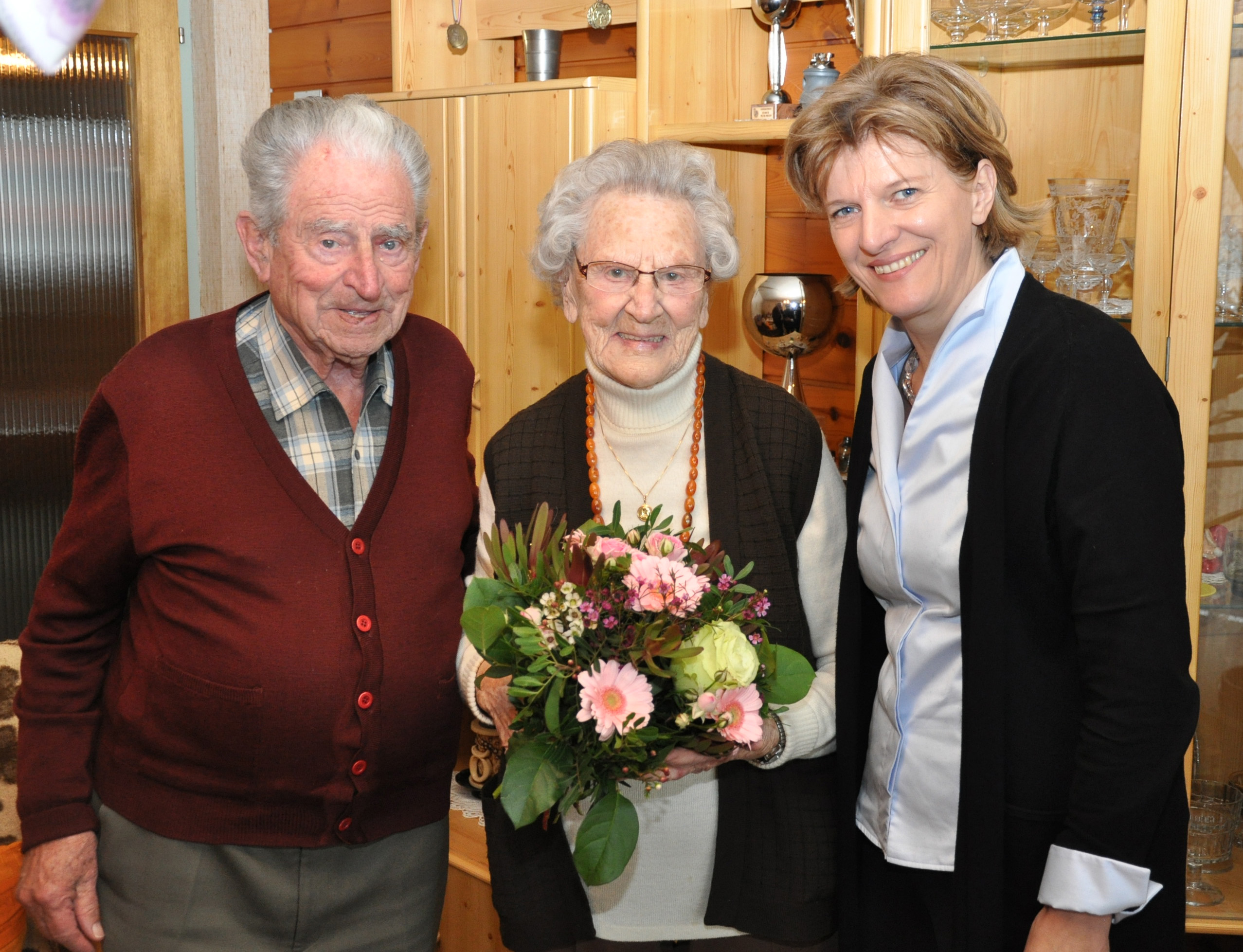 Seit 67,5 Jahren sind Leopoldine und Franz Hansel glücklich verheiratet. Bürgermeisterin Christine Oppitz-Plörer gratulierte mit Blumen und Wein zur Steinernen Hochzeit.