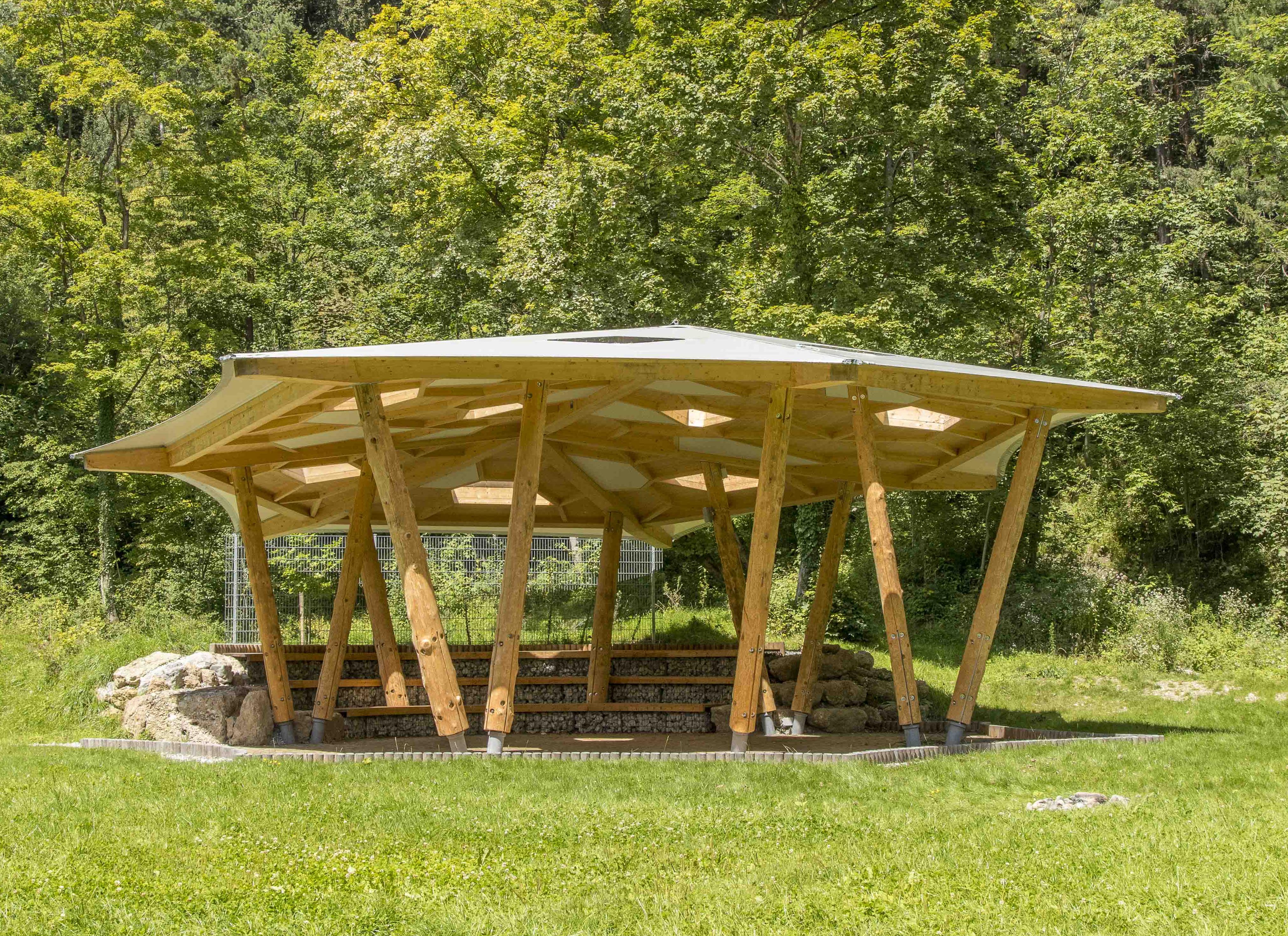 Das Amt „Wald und Natur“ errichtete in Kooperation mit der Innsbrucker Immobilien Service Gesellschaft (IISG) eine Waldschule auf der städtischen Erlerwiese im Innsbrucker Stadtteil Mühlau.