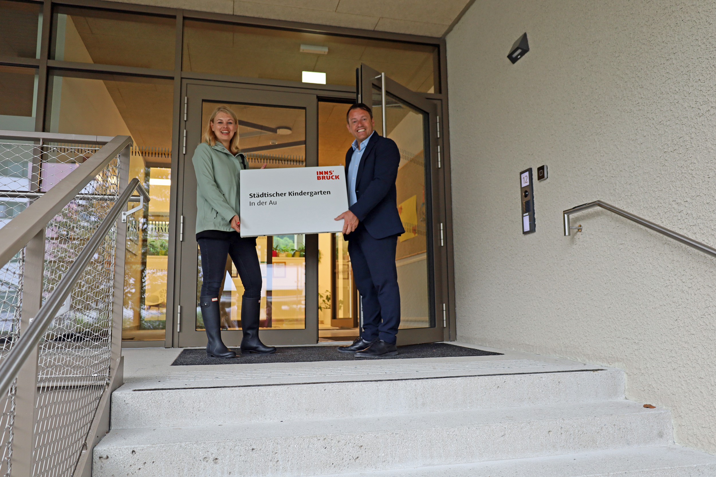 Bildungsstadträtin Elisabeth Mayr und IIG-Geschäftsführer Franz Danler machten sich vor Ort ein Bild von den Baufortschritten in Innsbrucker Bildungseinrichtungen.