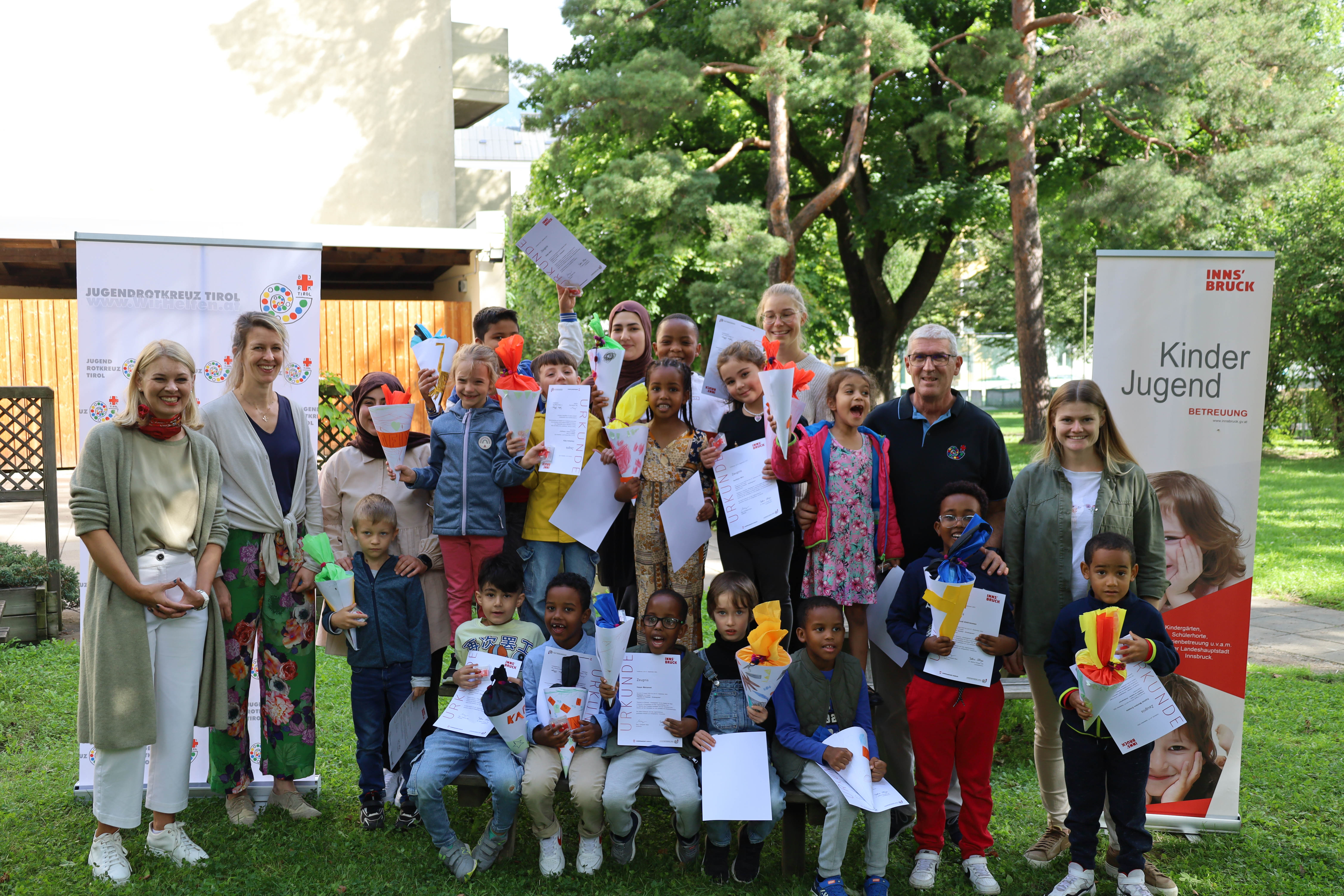 Bei „Deutsch im Sommer“ können Kinder ihre Deutschkenntnisse verbessern: Im Bild mit Stadträtin Elisabeth Mayr (1. v.l.) und Wolfgang Haslwanter (JRK).