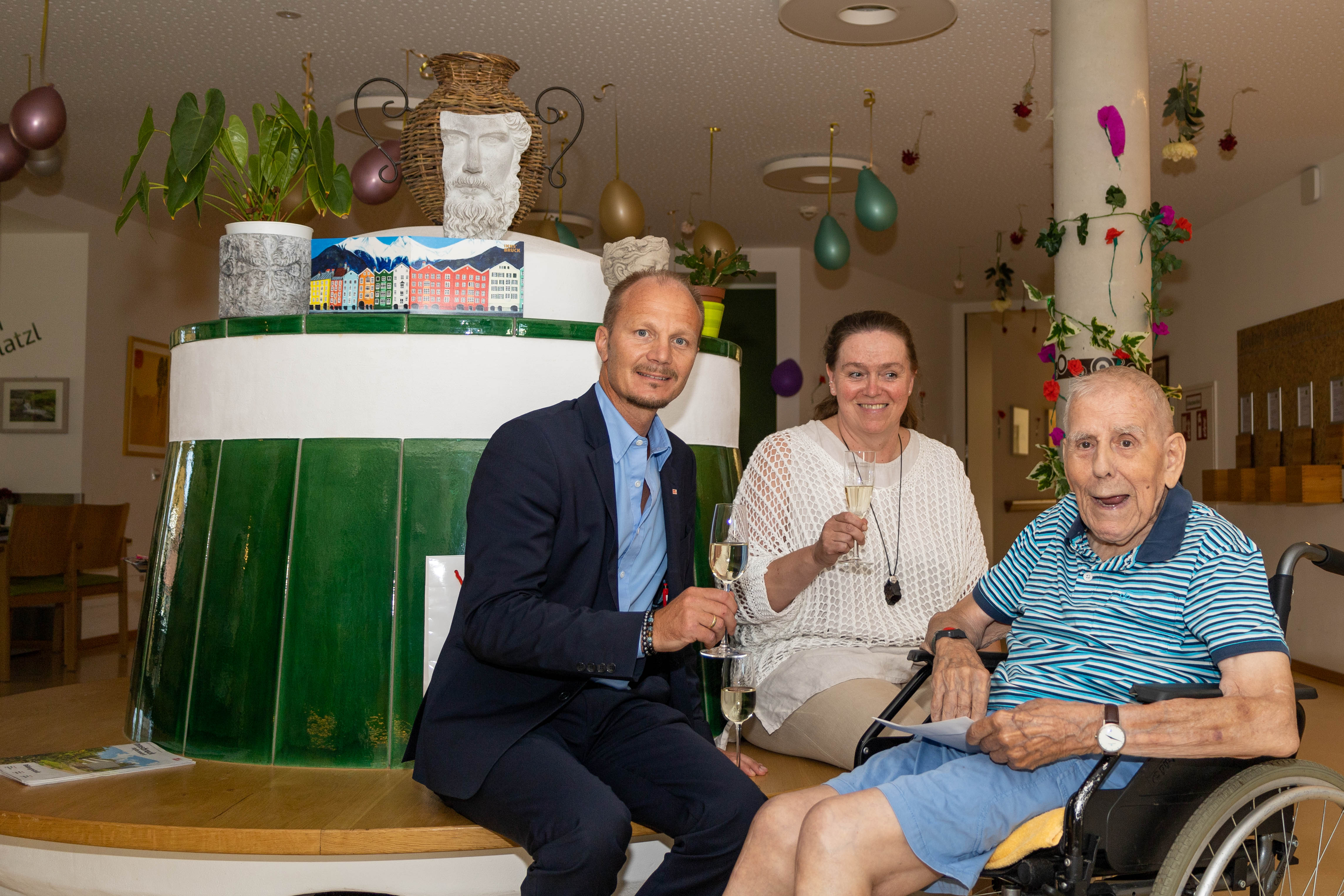 Sichtlich stolz lässt Tochter Martina gemeinsam mit Vizebürgermeister Johannes Anzengruber ihren Vater zum 101. Geburtstag hochleben.
