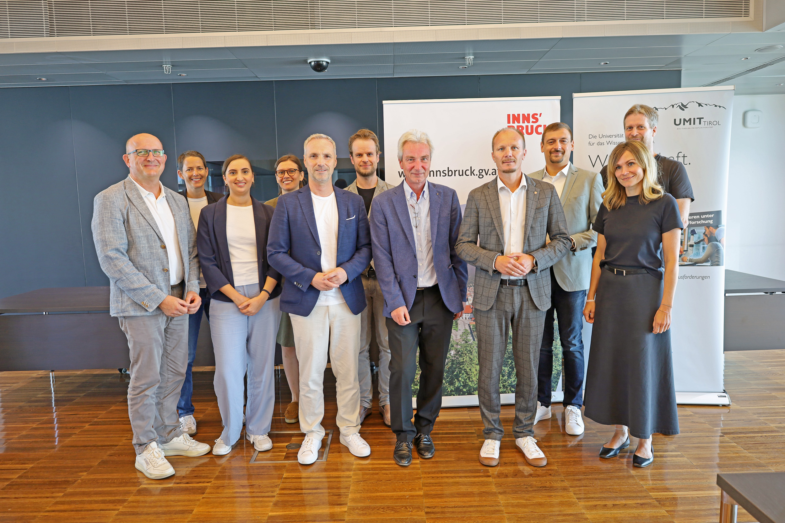 Vizebürgermeister Johannes Anzengruber (2.v.l., vorne) empfing mit VertreterInnen der Stadt Innsbruck das Team der Privatuniversität UMIT Tirol rund um die Projektleiter Gerhard Müller (Institut für Pflegewissenschaft, 3.v.l., vorne) und Harald Stummer (Institut für Management und Ökonomie im Gesundheitswesen, 3.v.r., vorne) zu einem Steuerungstreffen im Innsbrucker Rathaus.