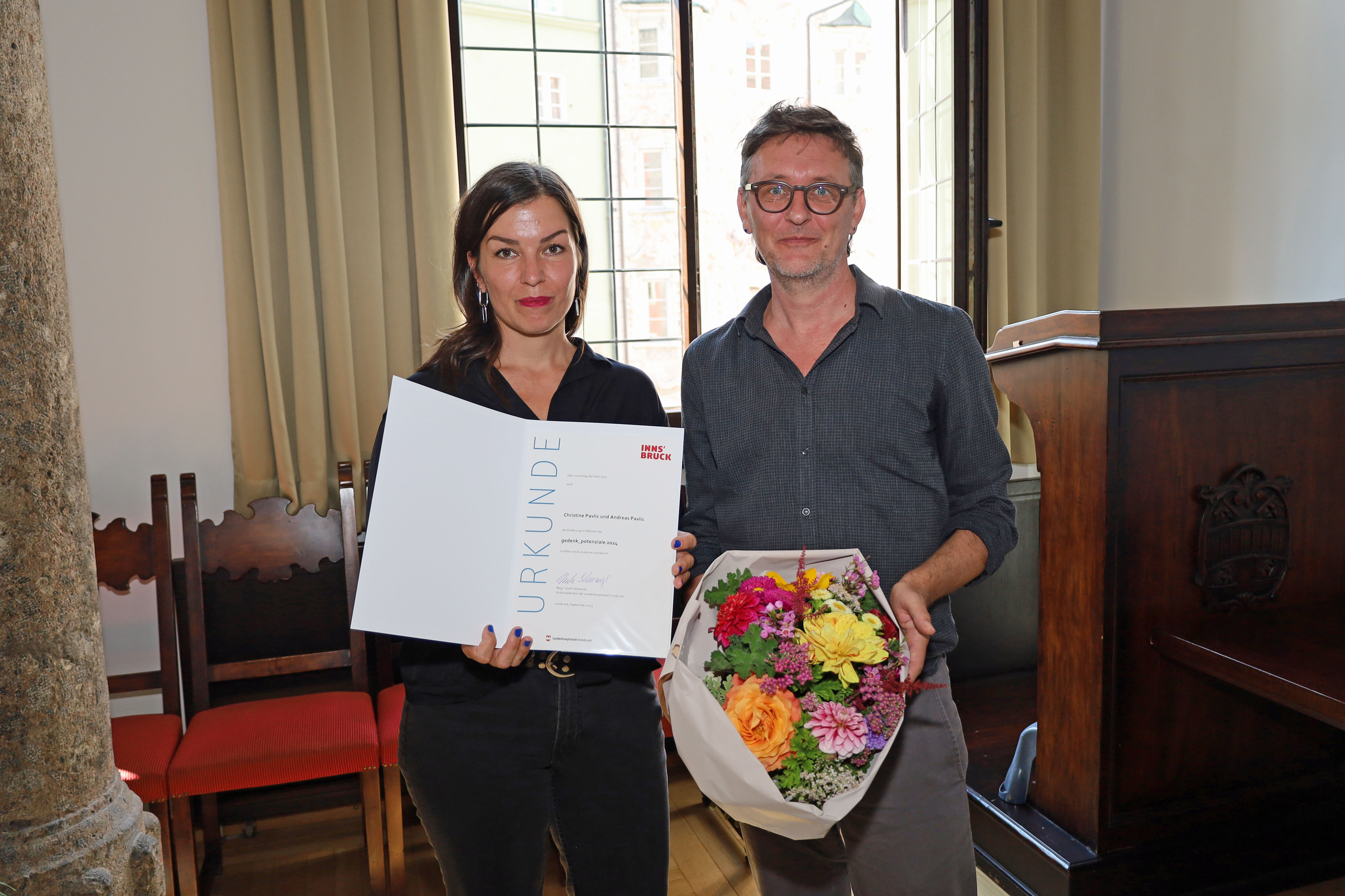 Christine und Andreas Pavlic nahmen die „gedenk_potenziale 2024“ entgegen. Ihr gemeinsames Projekt "Wortdenkmal" wird bis 5. Mai 2024 in Innsbruck umgesetzt.