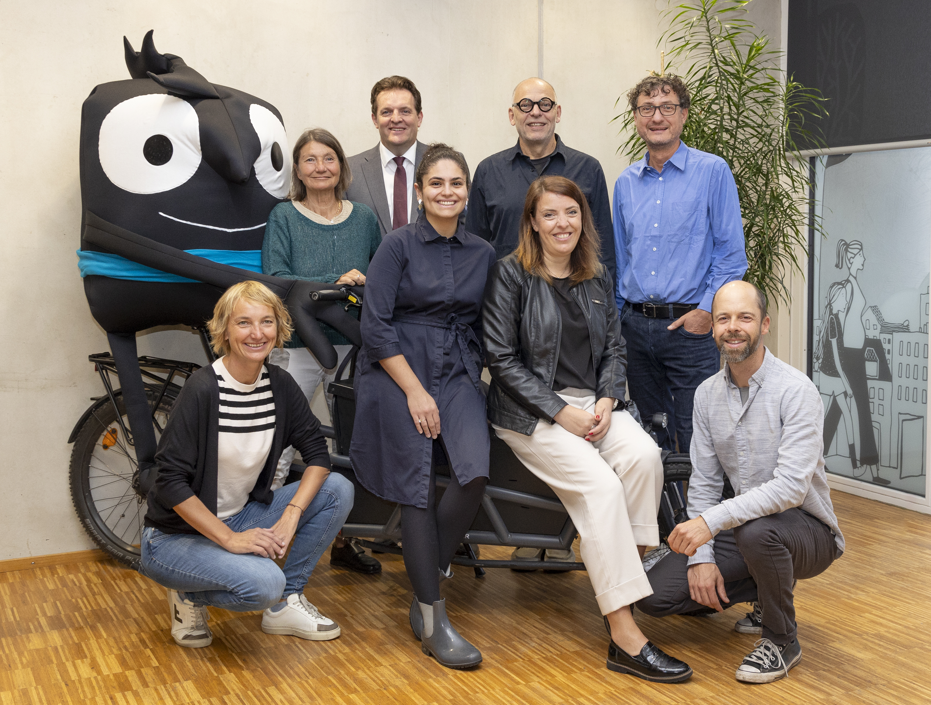 Landesrat René Zumtobel (3.v.l.), Mobilitätsstadträtin Uschi Schwarzl (2.v.l.), Klimabündnis-Geschäftsführer Andrä Stigger (2.v.r.), IVB-Geschäftsführer Martin Baltes (4.v.r.), VVT-Geschäftsführerin Nicol Saxer (3.v.r.), die städtische EMW-Koordinatorin Sarah Awad (4.v.l.), und die ISD-Stadtteiltreff-MitarbeiterInnen Maria Habernig-Fecht (l.) und Paul Klumpner (r.) freuen sich über die zahlreichen Aktionen zur Europäischen Mobilitätswoche.