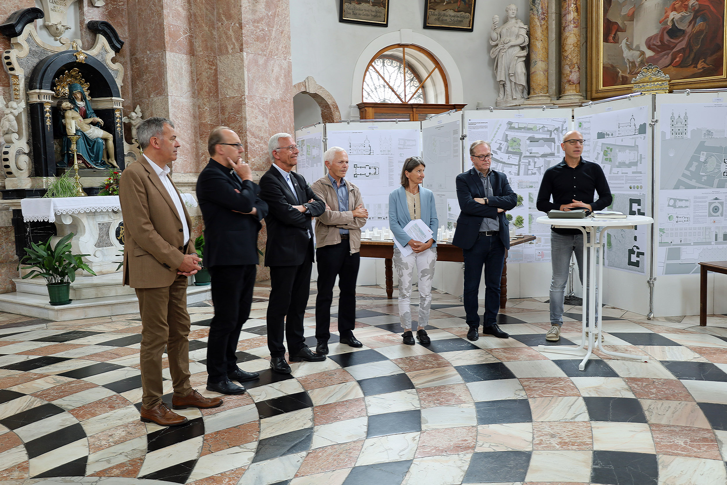 Bürgermeister Georg Willi, Bischof Hermann Glettler, Dompfarrer Florian Huber, Diözesankonservator Pfarrer Rudolf Silberberger, Stadträtin Uschi Schwarzl, Architekt Bernhard Berger und Bürgermeister Georg Willi (v.l.) stellten im Dom zu St. Jakob die Wettbewerbsentwürfe zur Neugestaltung des Domplatzes vor.