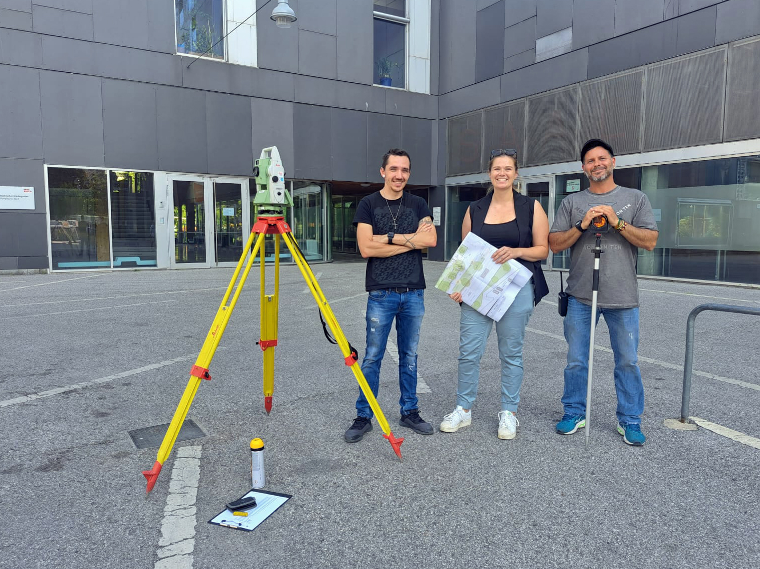 Das Team des städtischen GIS um Referentin Judith Danzberger (m.), Lukas Waldeck (l.) und Günter Abolis (r.) kümmerte sich um eine maßstabsgetreue Vermessung des Platzes.