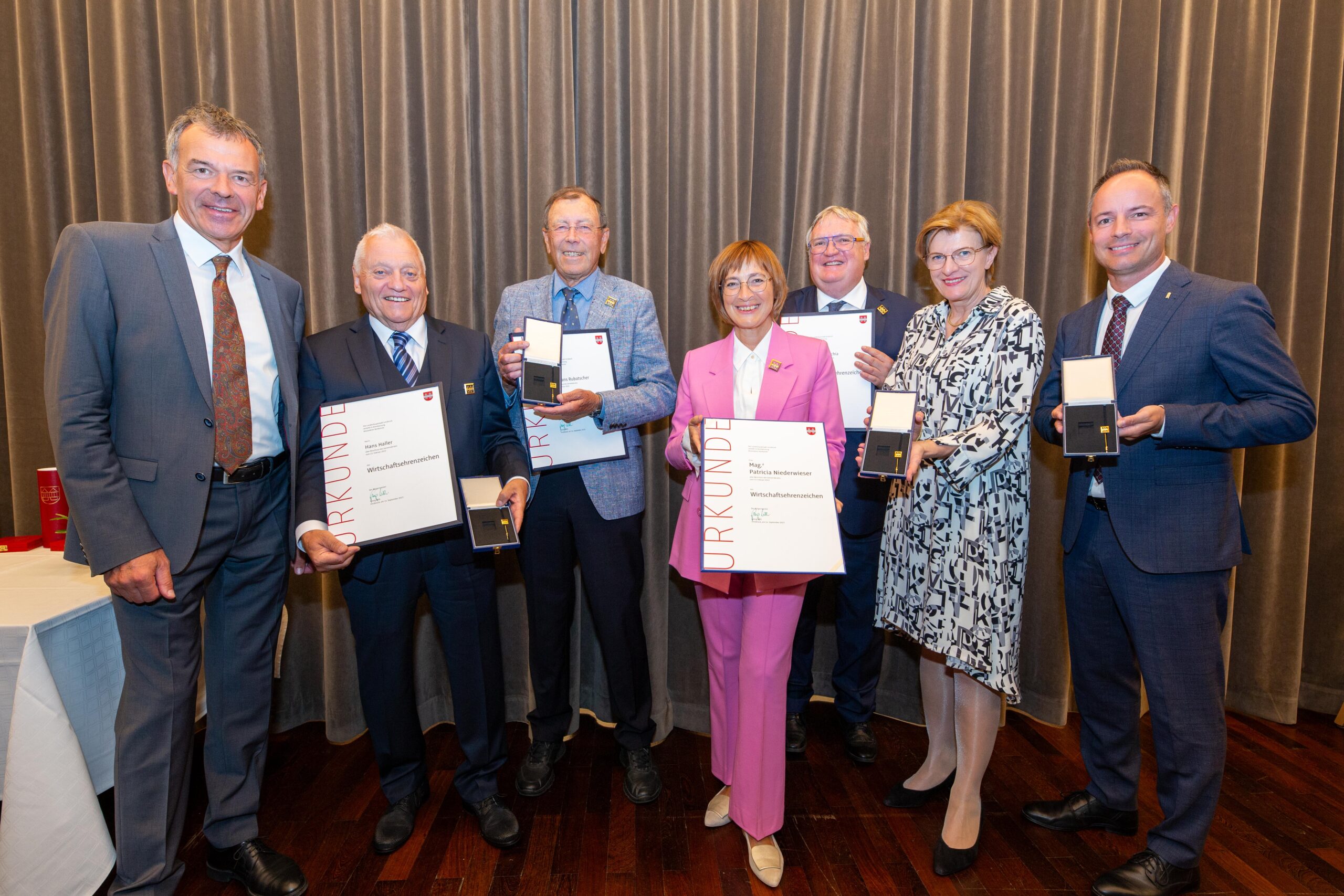 Bürgermeister Georg Willi übergab gemeinsam mit Vizebürgermeister Markus Lassenberger (r.) und Wirtschaftsstadträtin Christine Oppitz-Plörer das Wirtschaftsehrenzeichen an (v. l. n. r.): Hans Haller, Hans Rubatscher, Patricia Niederwieser und Karl Josef Ischia.