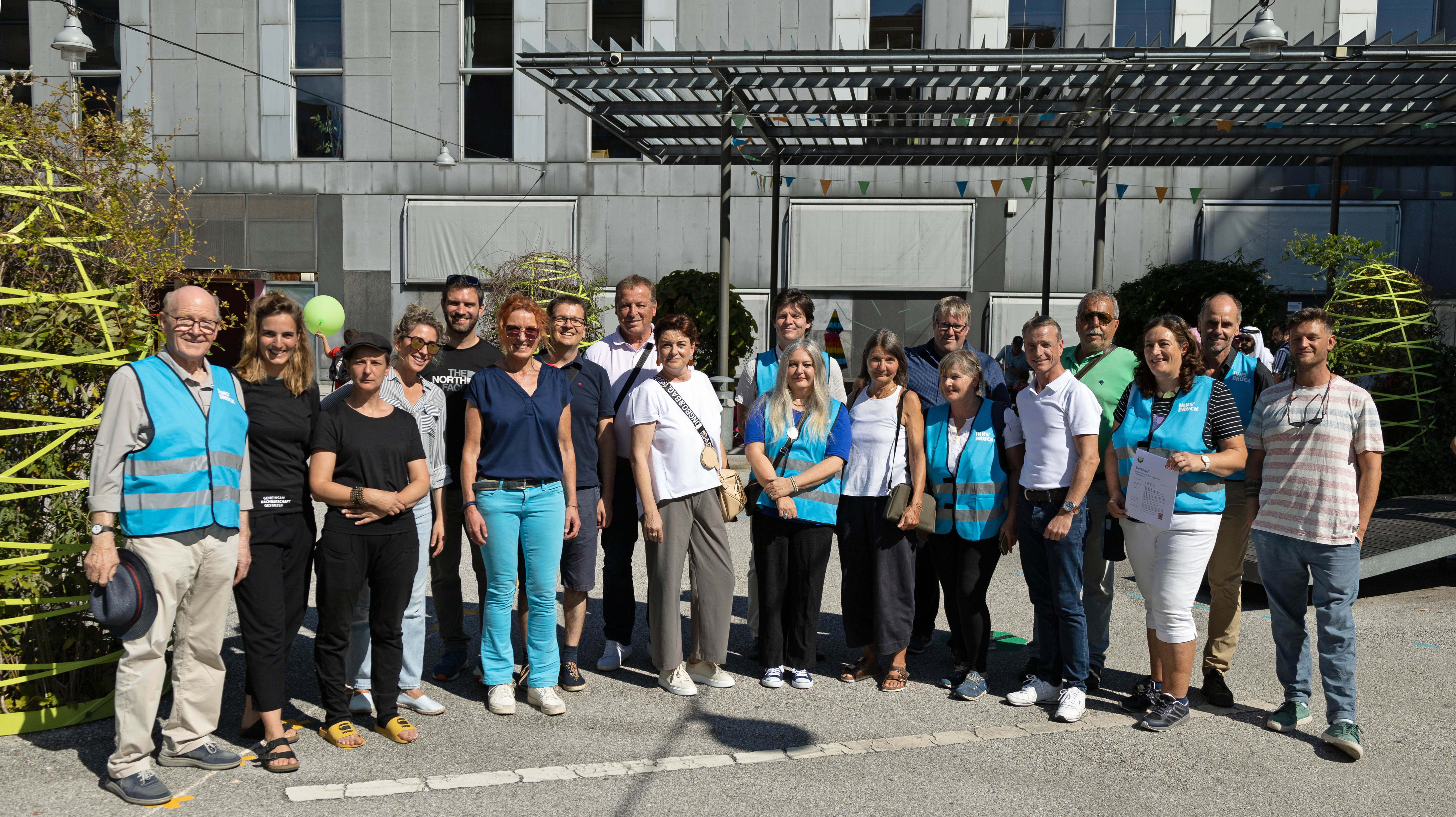 Stadträtin Uschi Schwarzl (8.v.r.), Gemeinderat Gerhard Fritz (4.v.r.), Gemeinderat Christoph Kaufmann (5.v.r.), Gemeinderat Helmut Buchacher (8.v.l.) und Gemeinderätin Andrea Dengg (9.v.l.) gemeinsam mit dem COOLYMP-Projektteam und beteiligten BürgerInnen am Stadtteilfest O-Dorf.