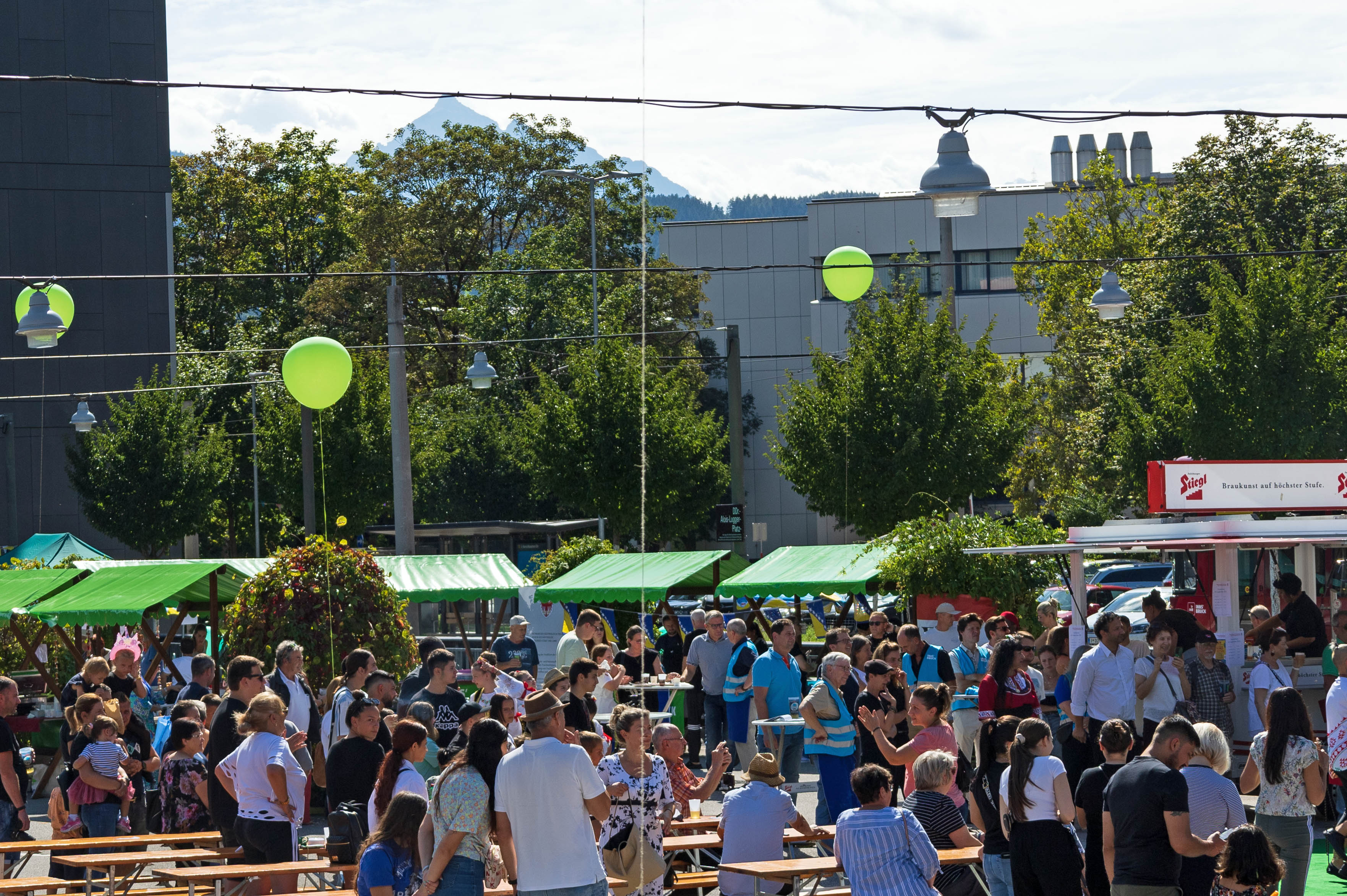 Das Stadtteilfest O-Dorf zog zahlreiche BesucherInnen an. Die Standorte der neuen, im Zuge des Projekt COOLYMPs geplanten Bäume wurden mit Ballons gekennzeichnet, die einzelnen neuen Bereiche mit Bodenmarkierungen.