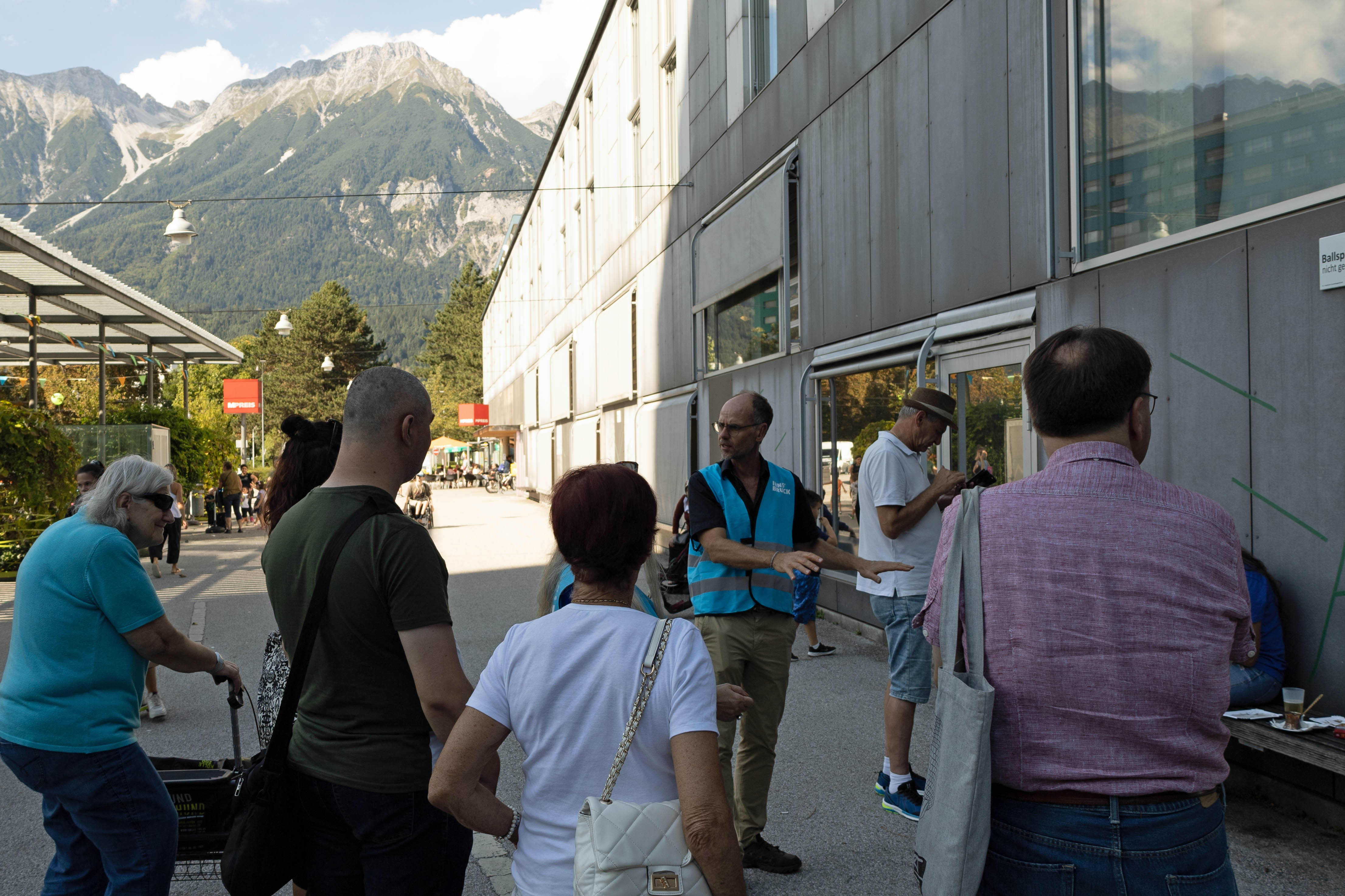 Architekt Gerald Altenweisl (IB LAUP Landschaftsarchitektur) erklärt die geplanten Neuerungen am Platz.