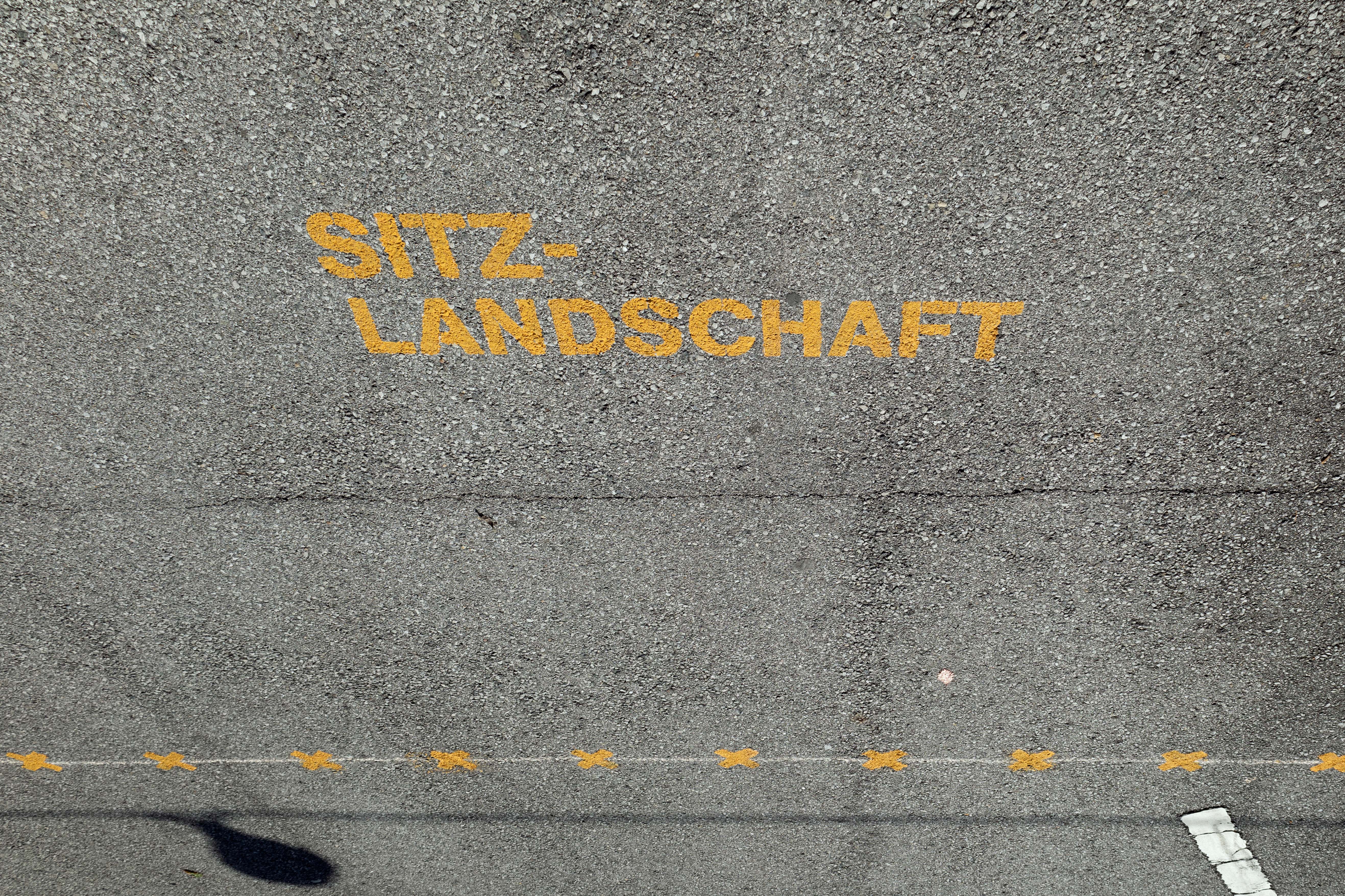 Bodenmarkierungen kennzeichnen die einzelnen Bereiche der geplanten Neugestaltung.