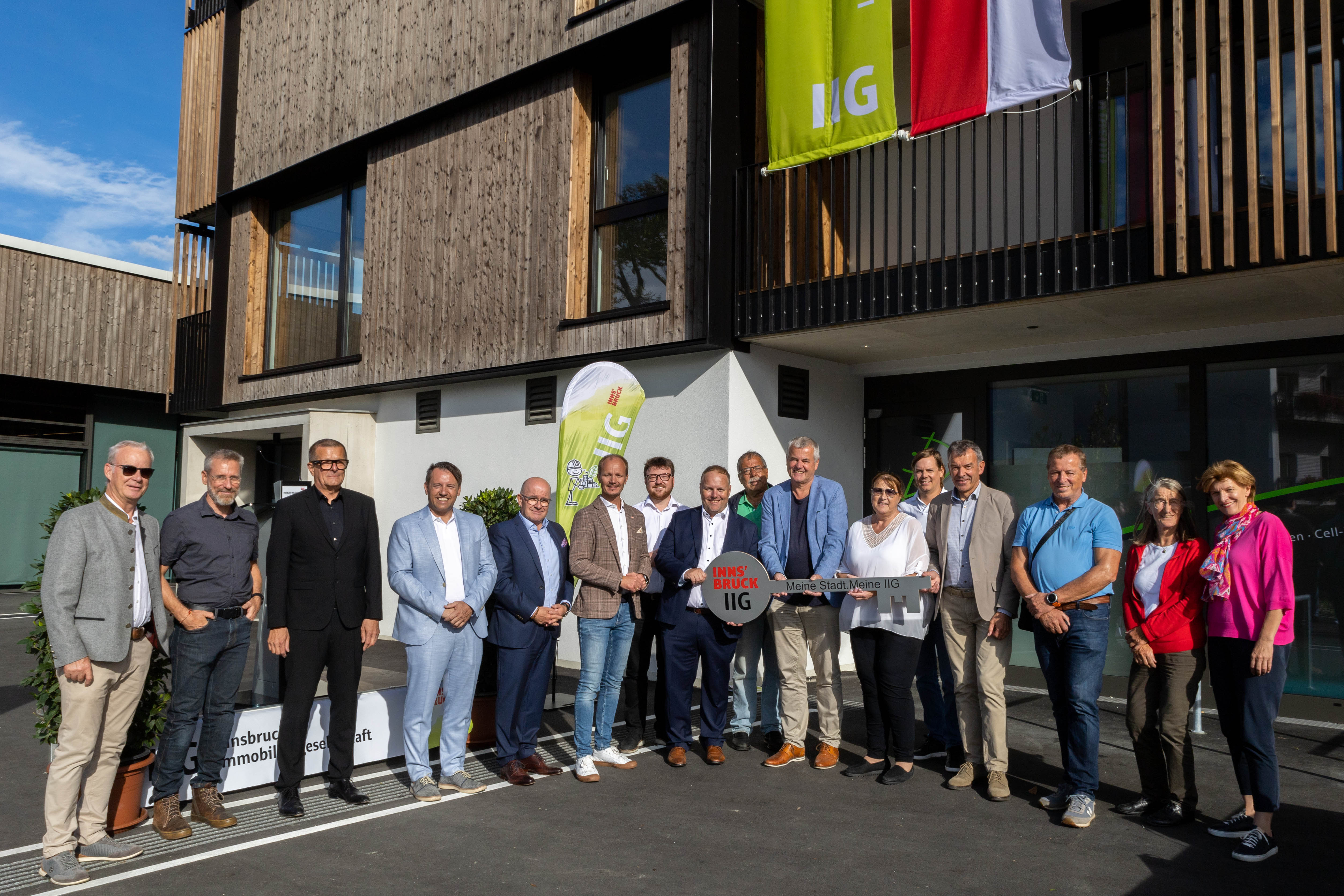 Bürgermeister Georg Willi (4. v. r.), Vizebürgermeister Johannes Anzengruber (6. v. l.), Stadträtin Christine Oppitz-Plörer (r.), Mitglieder des Gemeinderates und des Stadtteilausschusses Igls und IIG-Geschäftsführer Franz Danler (4. v. l.) übergeben den symbolischen Schlüssel an ISD-Geschäftsführer Hubert Innerebner (7. v. r.) Christine Kurz (Leitung ISD Sozialservice, 6. v. r.).