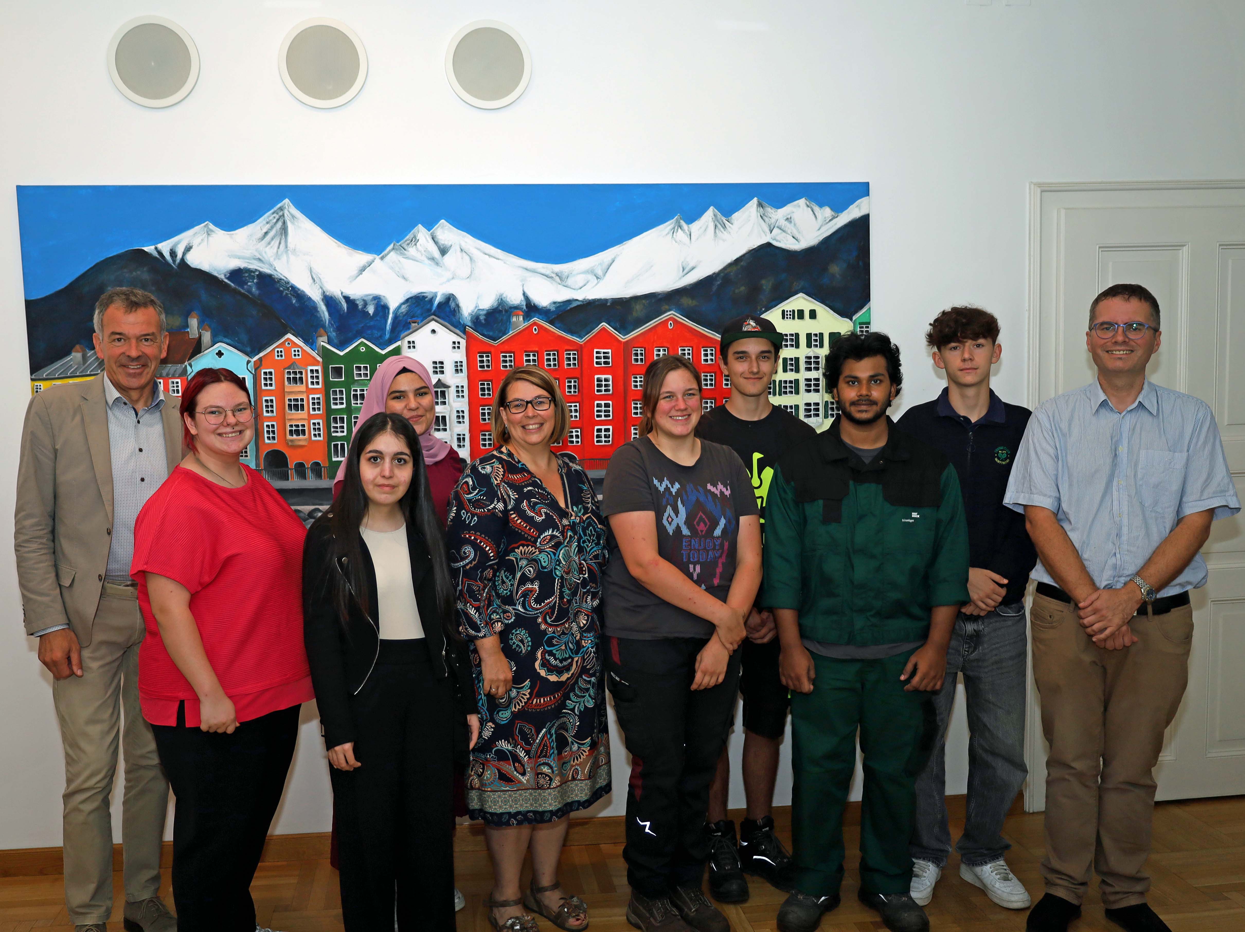 Innsbrucks Bürgermeister Georg Willi (l.), Amtsvorstand Wolfgang Hödl (Personalwesen, r.) und die städtische Lehrlingsbeauftragte Sabine Floßmann (5.v.l.) begrüßen die neuen Lehrlinge der Stadt Innsbruck im Stadtsenats-Sitzungszimmer im Rathaus.