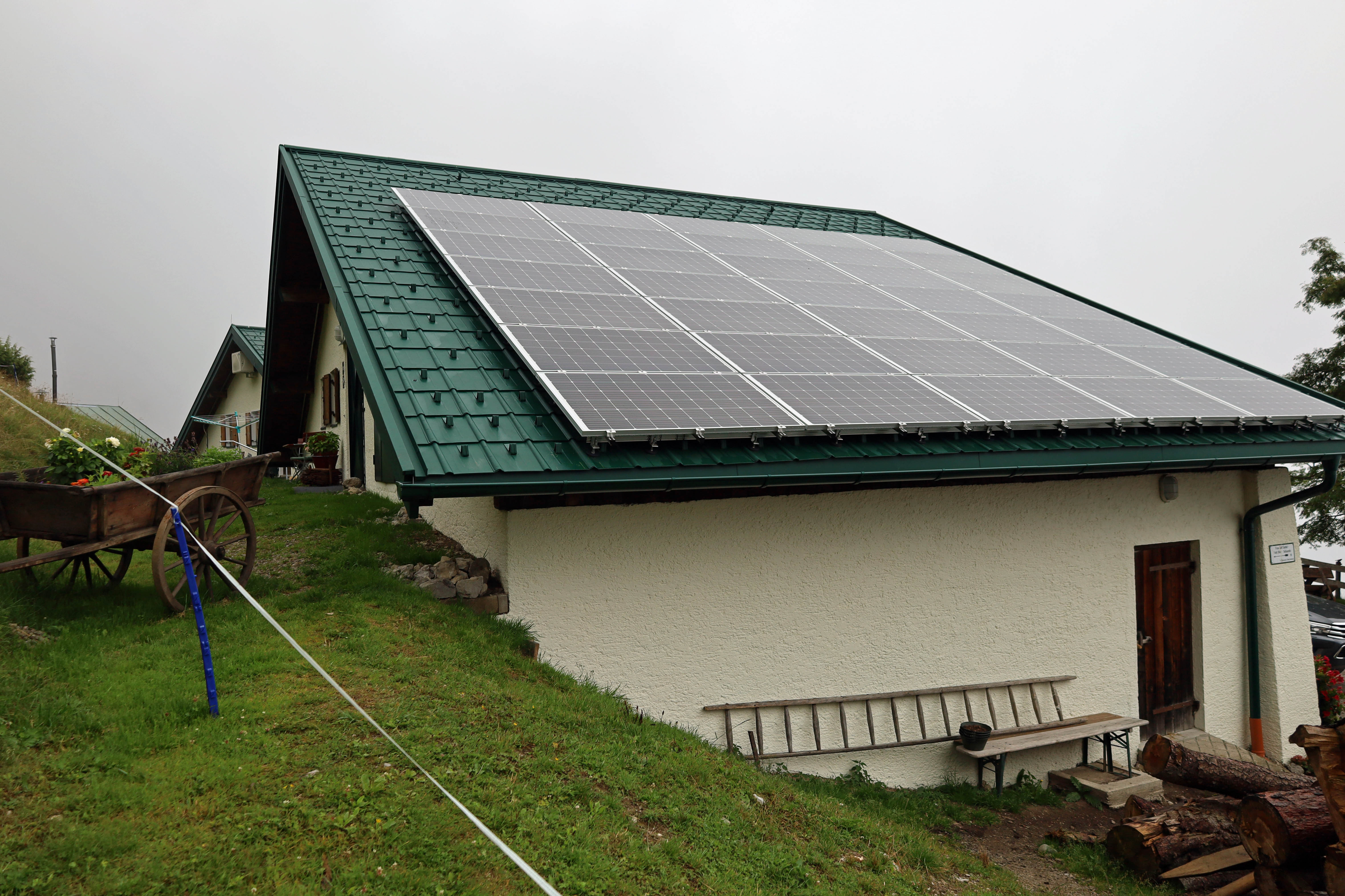 Die neue PV-Anlage auf der Höttinger-Alm auf dem Dach des Stallgebäudes.