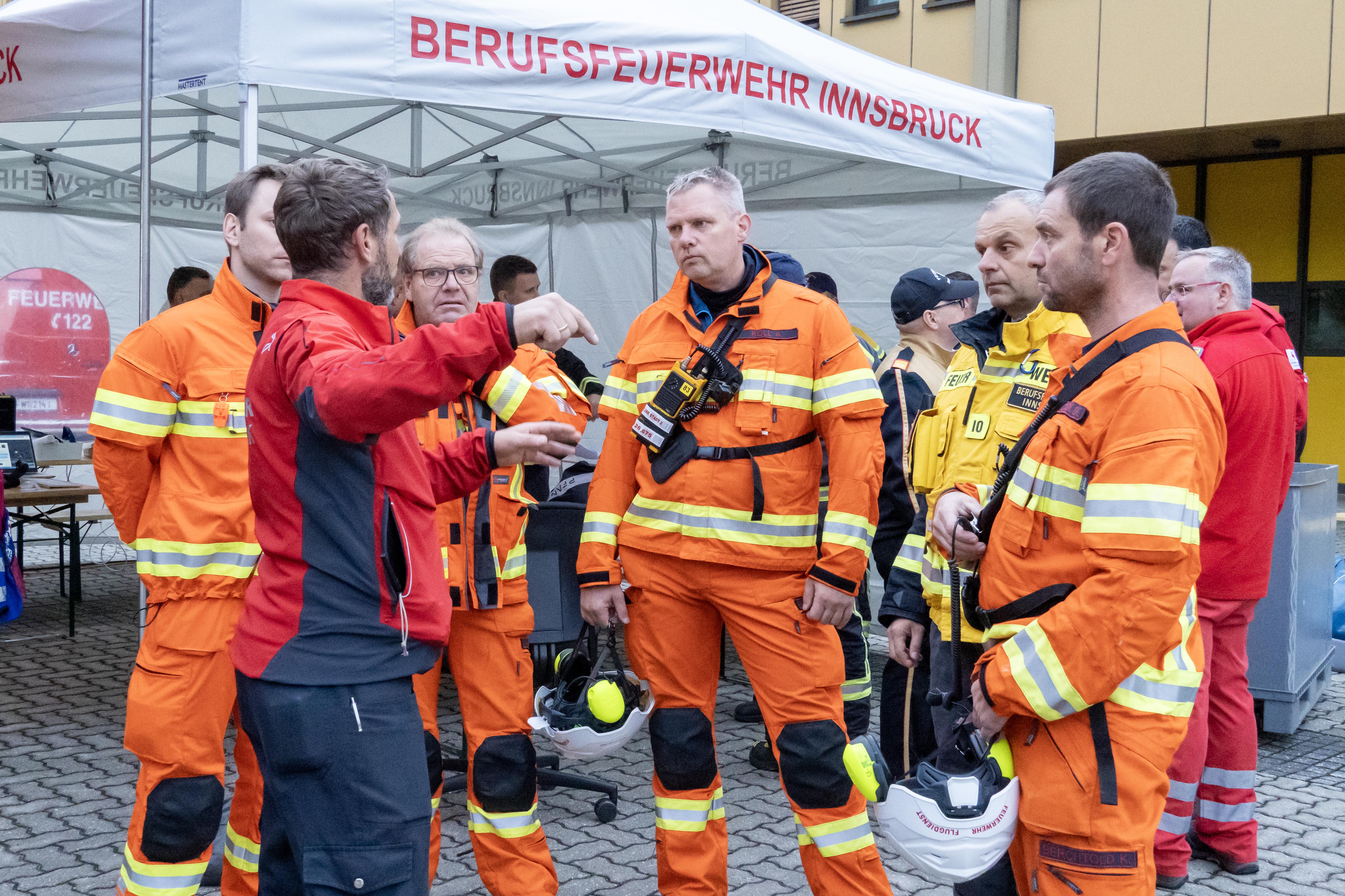 Seit den frühen Morgenstunden sind Innsbrucks Einsatzkräfte dabei, für den Ernstfall zu üben.