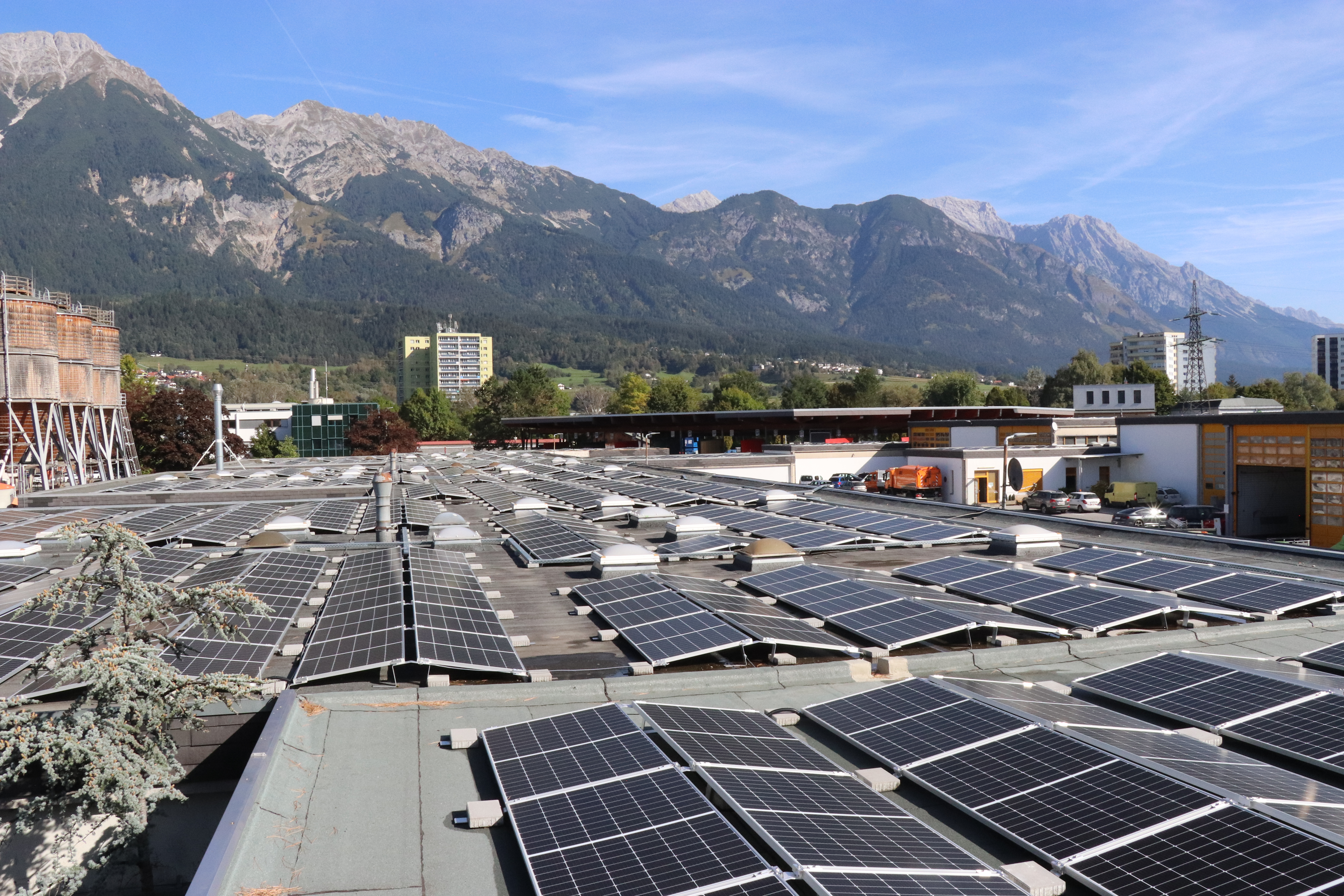 Mit 1.365.000 kWh Strom pro Jahr befindet sich die größte PV-Anlage am IIG-Betriebsareal in der Roßaugasse 4.