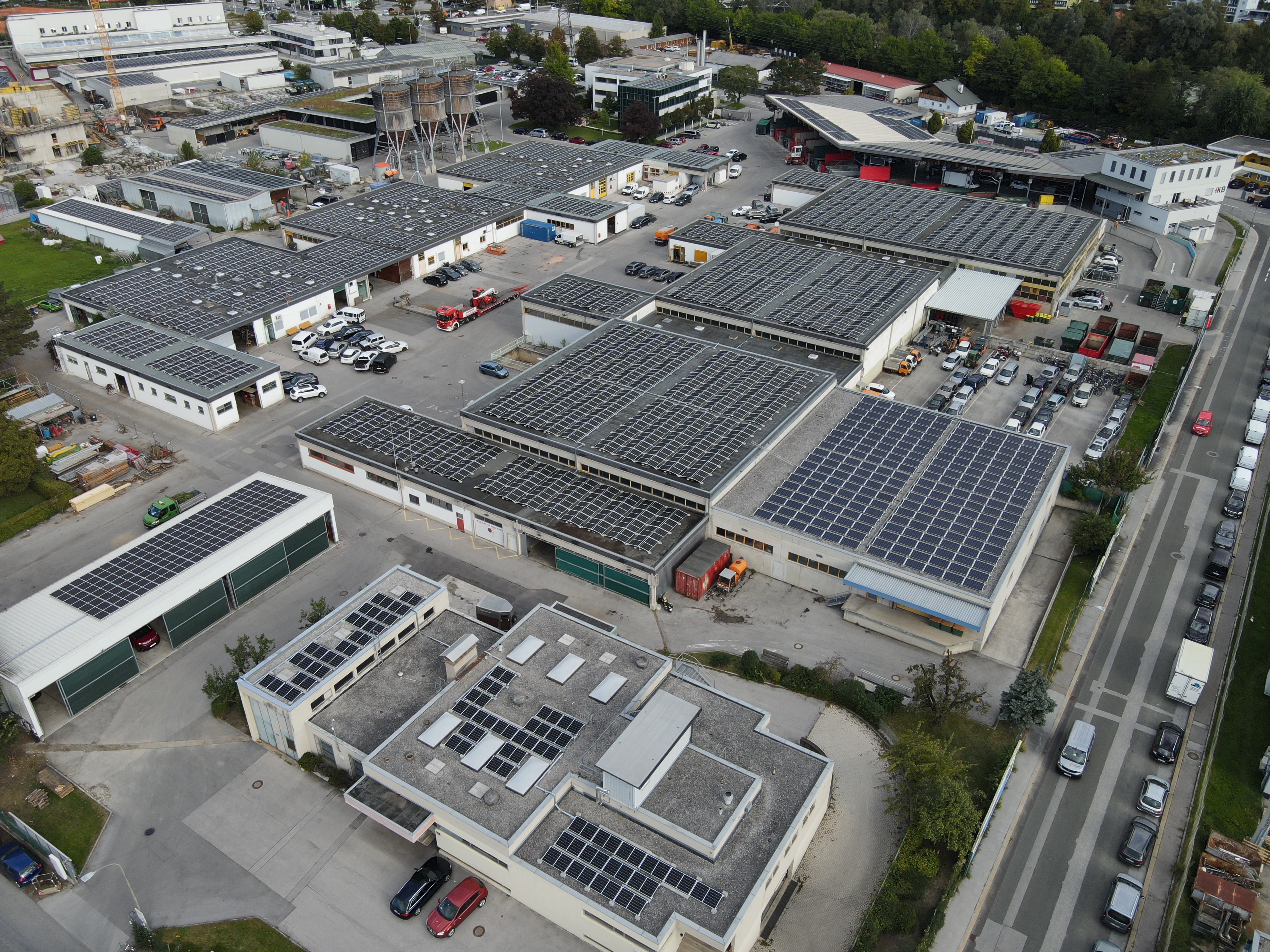 Durch die Stromerzeugung mittels Solartechnik werden pro Jahr allein am Standort Rossau mehr als 235 Tonnen an CO2-Emissionen eingespart.