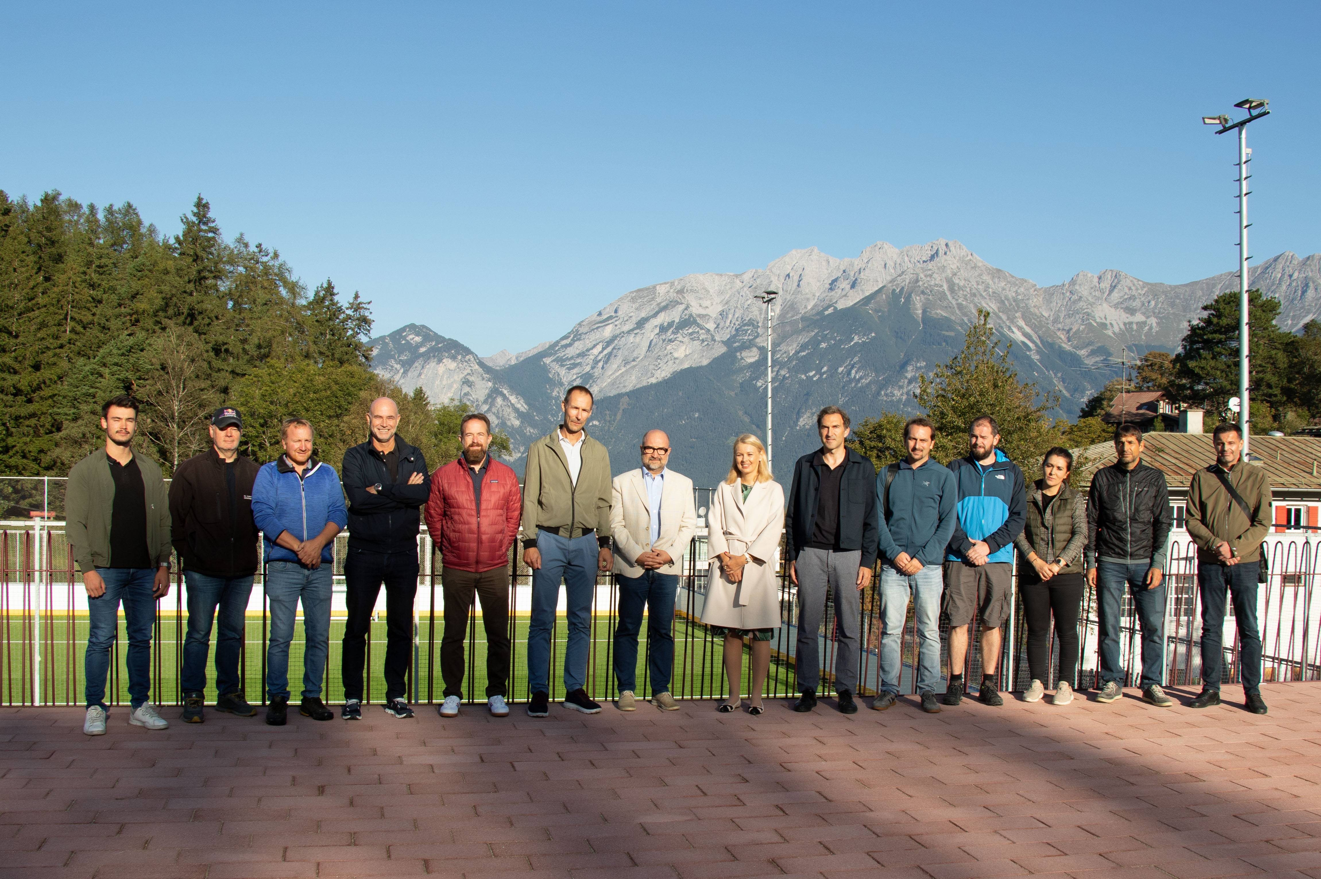 Innsbrucks Sportstadträtin Elisabeth Mayr (7.v.r.), Sportamtsleiter Romuald Niescher (4.v.l.) und IIG-Projektleiter Martin Unterholzner (7.v.l.) freuen sich gemeinsam mit MitarbeiterInnen des Sportamts, der IIG und des Architekturbüros über die neue Sportanlage auf der Zimmerwiese in Igls.