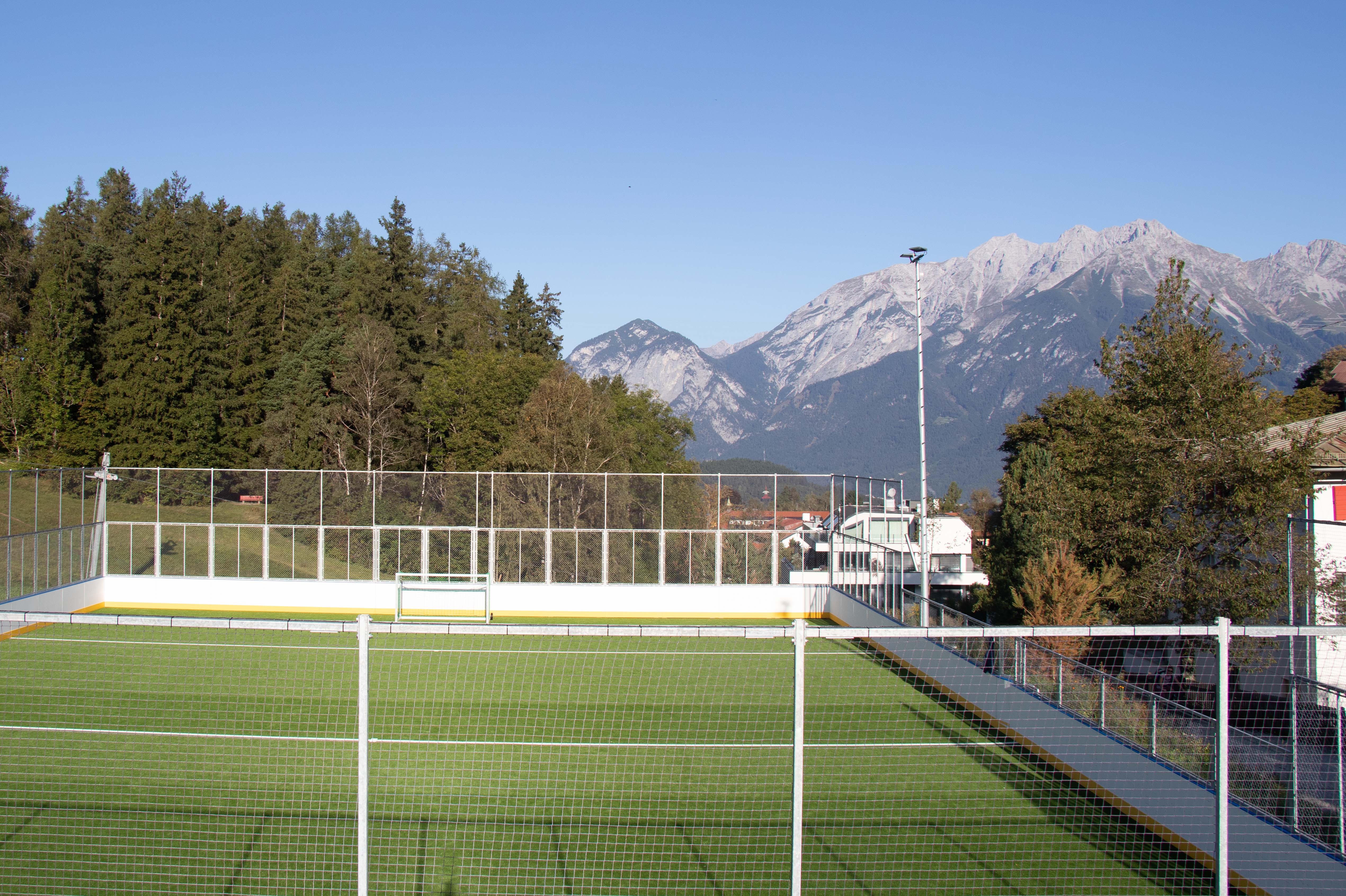 Im Sommer wird die Kunstrasenfläche zum Fußballspielen, im Winter zum Eislaufen sowie Eishockeyspielen genutzt.