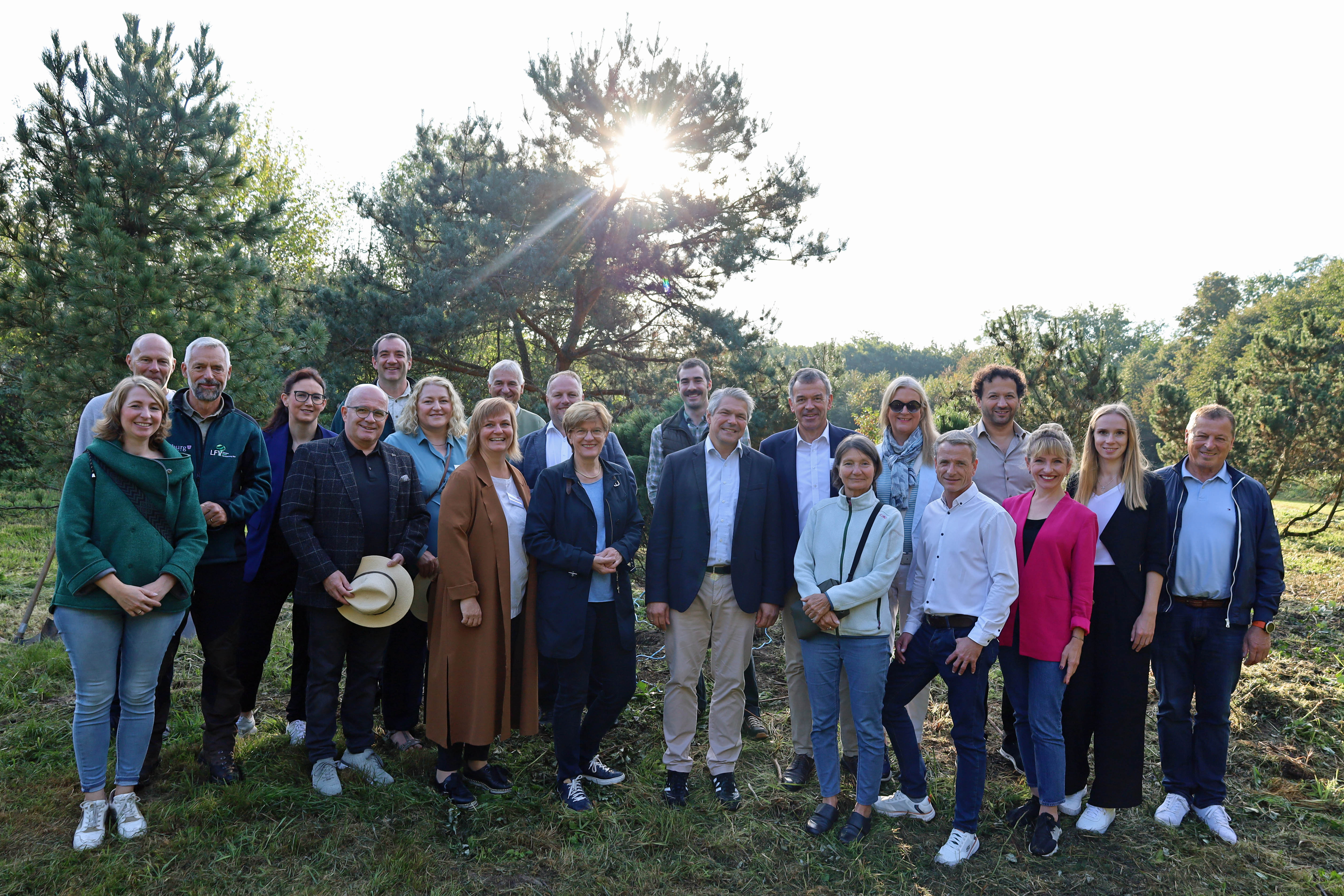 Die Delegation aus Innsbruck um Bürgermeister Georg Willi (8.v.r.), die für Städtepartnerschaften und Außenbeziehungen ressortzuständige Stadträtin Christine Oppitz-Plörer (11.v.r.), Stadträtin Uschi Schwarzl (7.v.r.) sowie Mitgliedern des Innsbrucker Gemeinderates und VertreterInnen der Verwaltung.