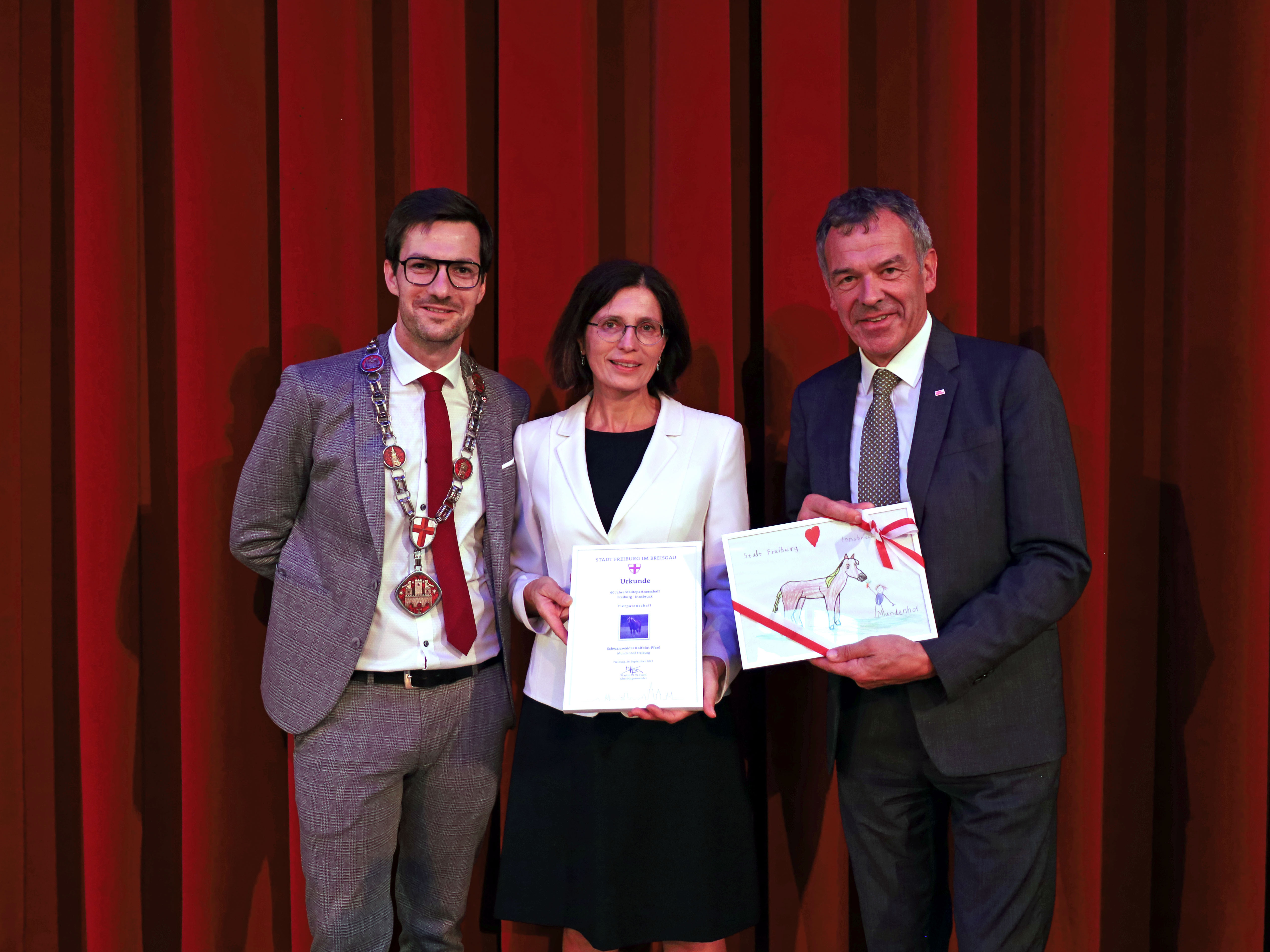 Oberbürgermeister Martin Horn übergab mit Bürgermeisterin Christine Buchheit die Patenschaftsurkunde für ein Kaltblut-Pferd an Innsbrucks Bürgermeister Georg Willi.