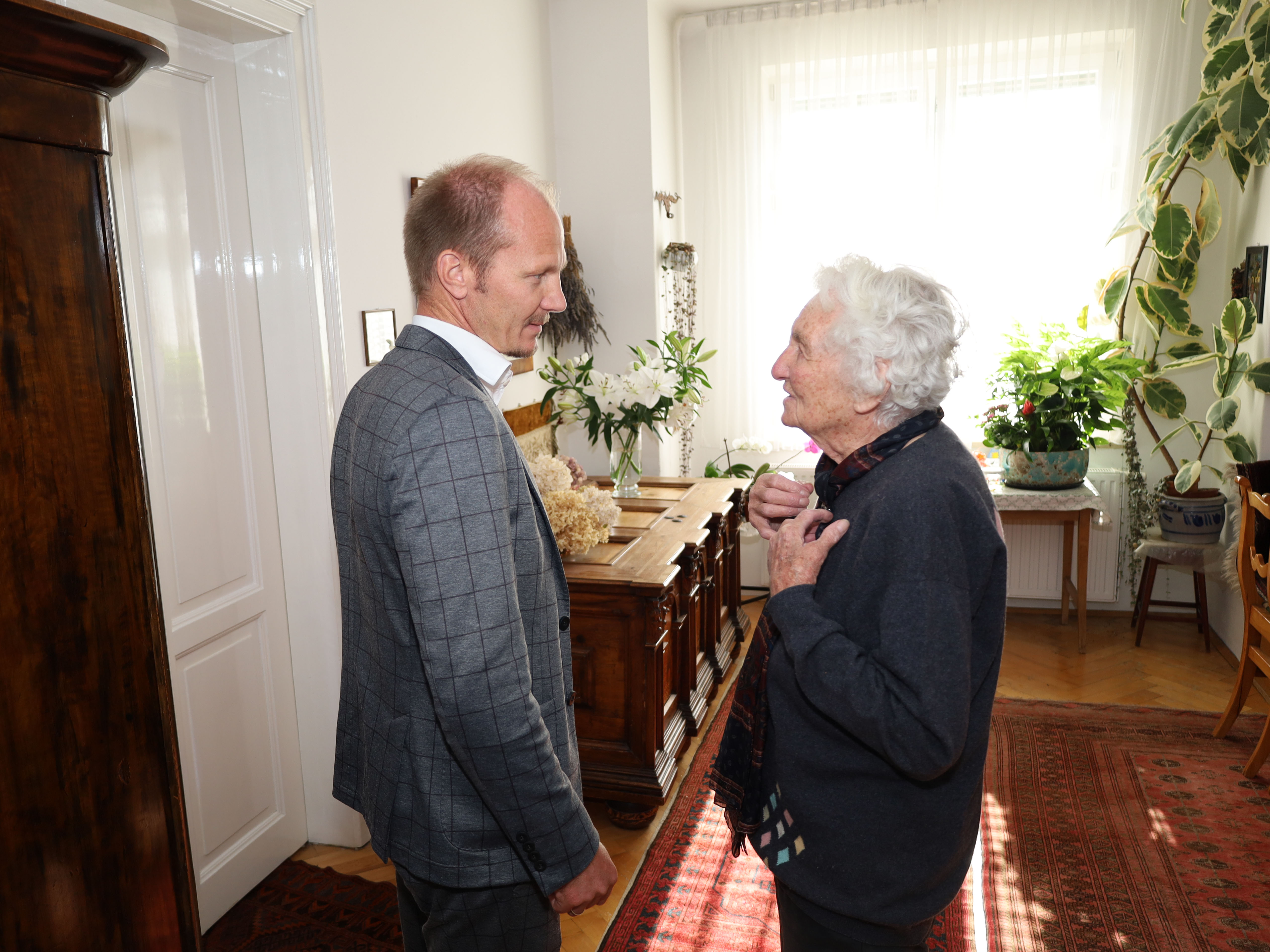 Ingeborg Tauscher erzählt Vizebürgermeister Johannes Anzengruber in ihrer Wohnung von ihrem Leben.
