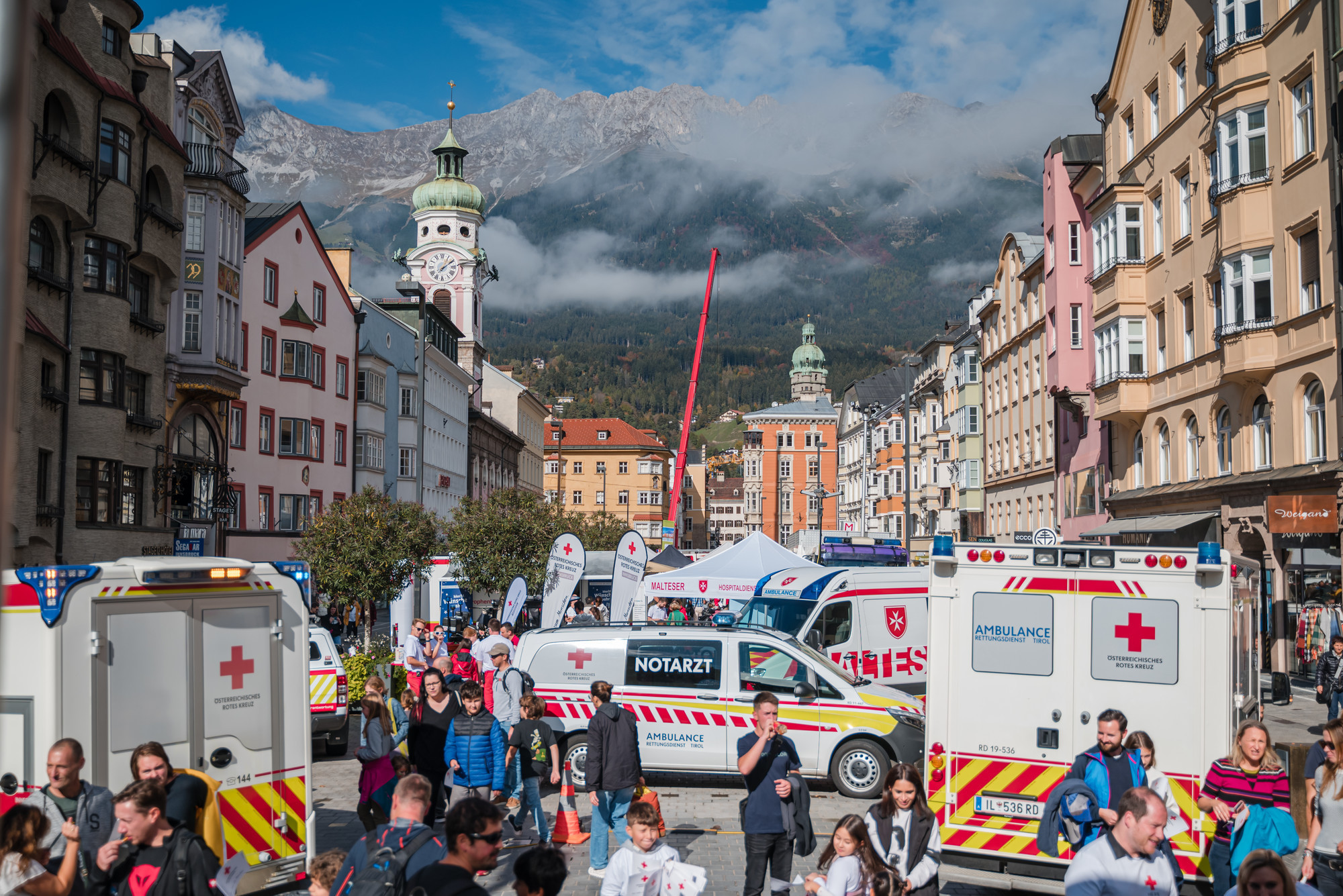 Beim jährlichen Sicherheits- und Familienfest demonstrieren die Einsatzorganisationen, wie im Notfall Wiederbelebung durchgeführt wird. Ziel der Veranstaltung ist es, auf den plötzlichen Herztod aufmerksam zu machen.