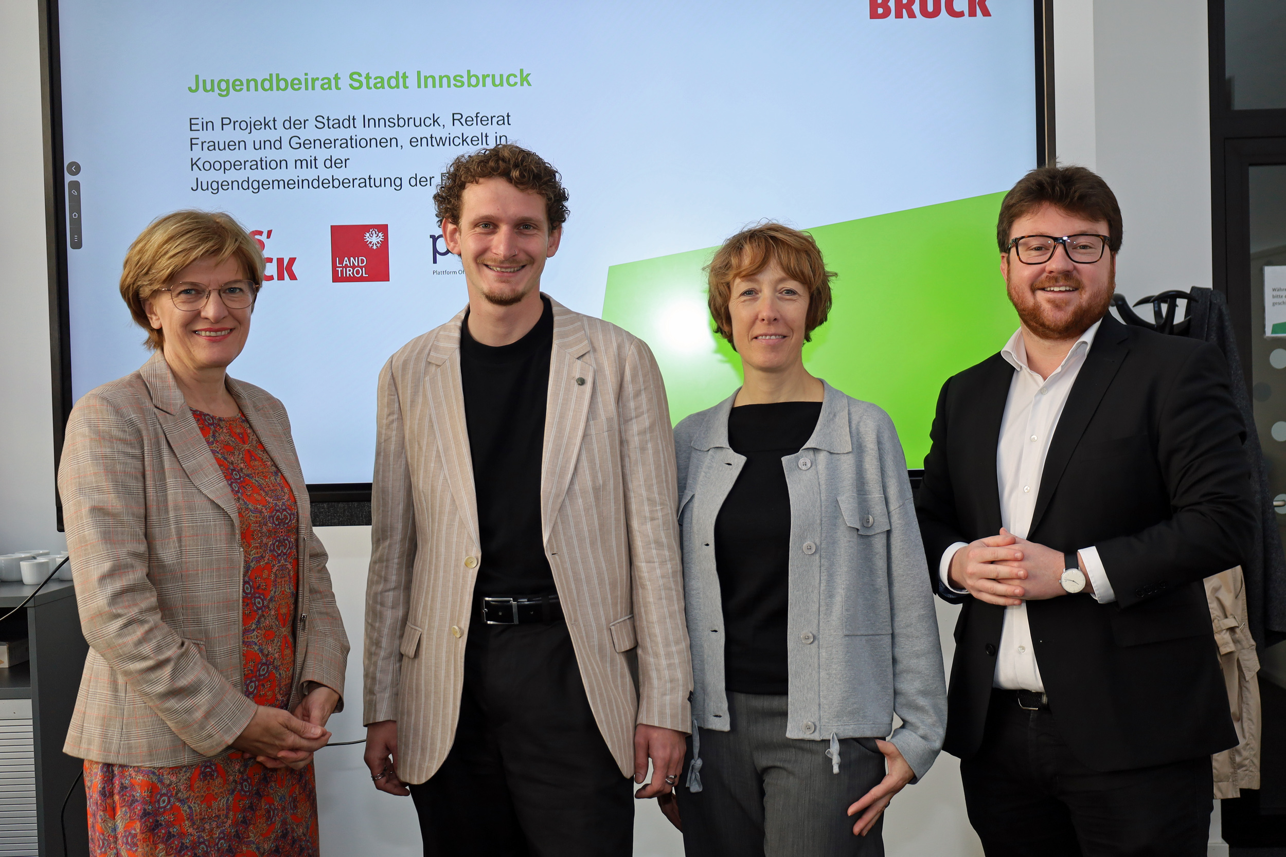 Stadträtin Christine Oppitz-Plörer, Jakob Egger (Referat „Frauen und Generationen“), Martina Streiter (POJAT) und Gemeinderat Benjamin Plach präsentierten bei einem Pressegespräch Aufgaben und Ziele des Innsbrucker Jugendbeirats.
