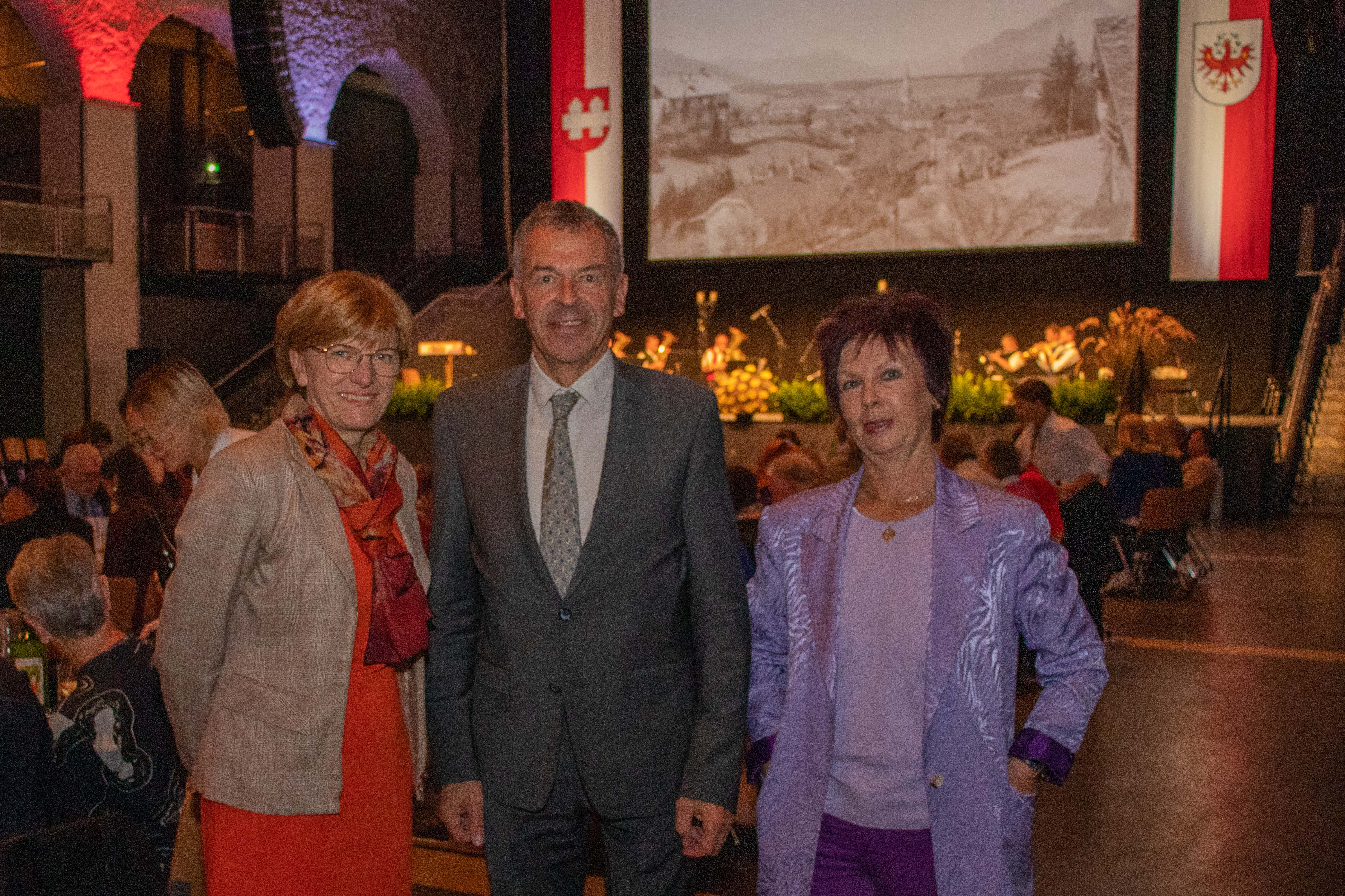 Im Innsbrucker Congress fand wieder die traditionelle Dankesfeier für die 70-jährigen Bürgerinnen und Bürger statt. Bürgermeister Georg Willi, Stadträtin Christine Oppitz-Plörer und Uschi Klee (Referat Frauen und Generationen, r.) gratulierten den JubilarInnen.
