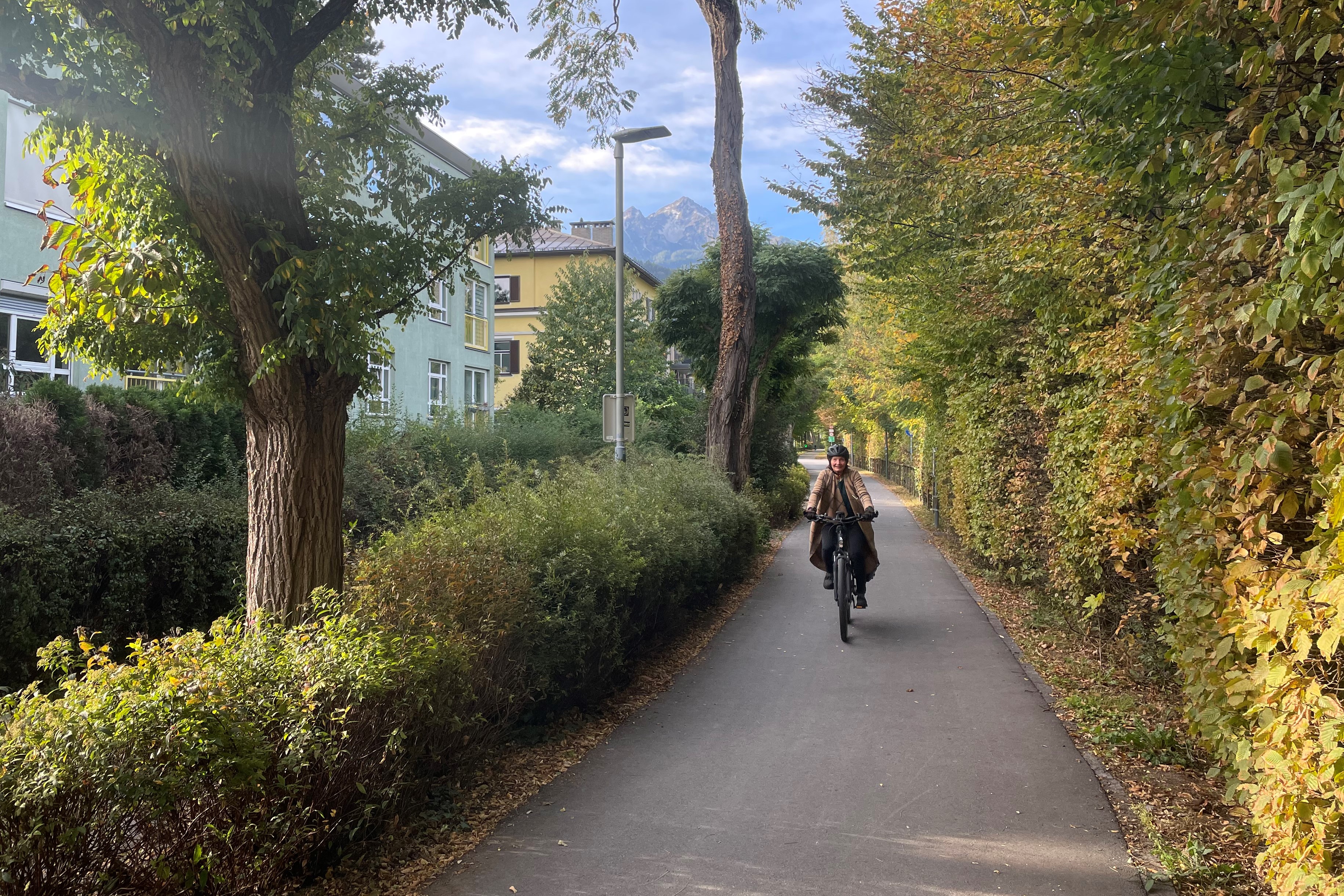 Stadträtin Uschi Schwarzl am frisch asphaltierten Radweg nach der Karwendelbrücke.