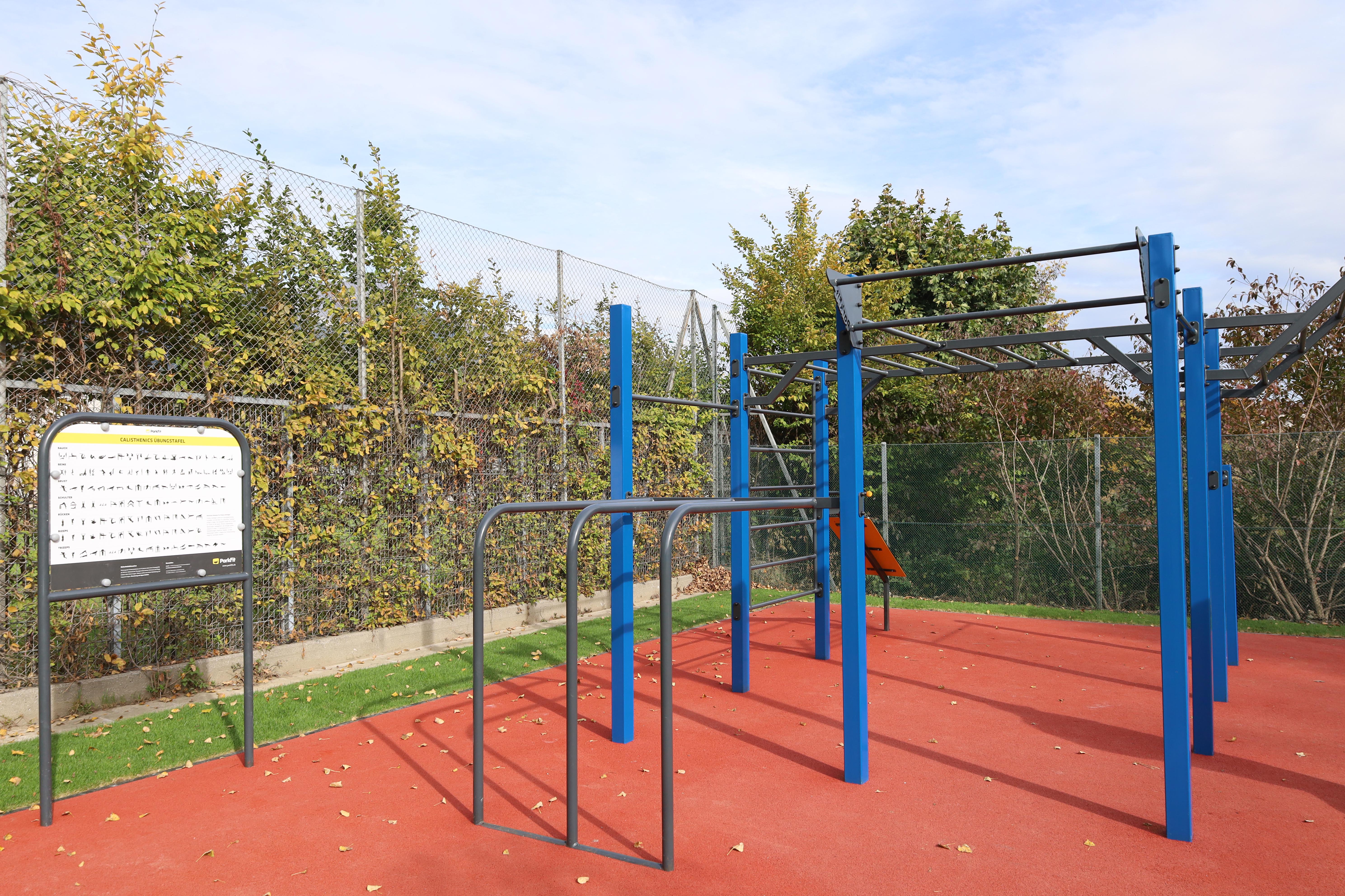Anleitungen zu verschiedenen Calisthenics-Übungen für die jeweiligen Geräte finden sich auf einer Tafel an der Anlage.