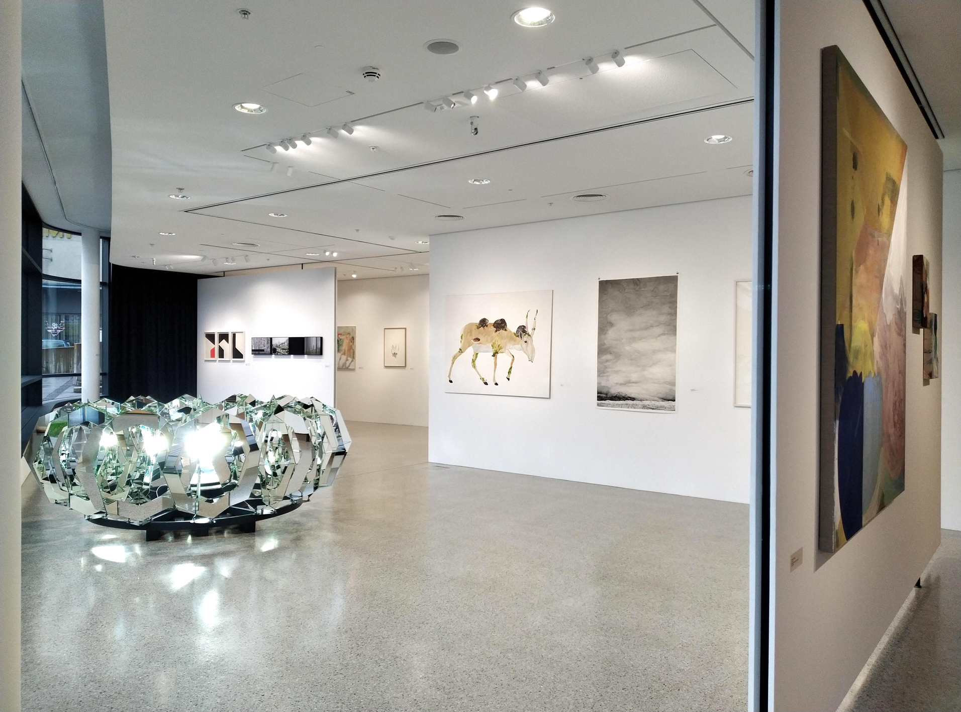 Jedes Jahr werden die Kunstankäufe der Stadt Innsbruck in der Plattform 6020 in einer Ausstellung präsentiert (im Bild die Ankäufe des Jahres 2022).