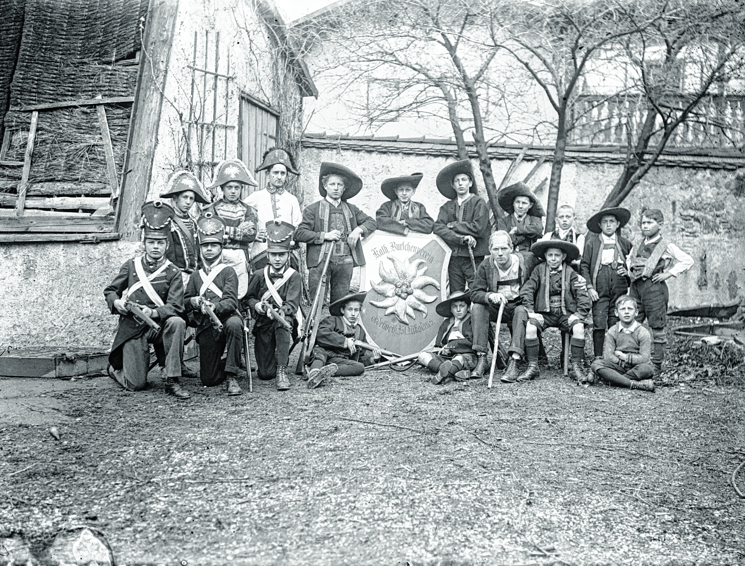 Der katholische Burschenverein „Edelweiß“ wurde am 17. April 1921 im Pfarrsaal St. Nikolaus gegründet. Theateraufführungen bildeten einen festen Bestandteil des Vereinslebens.