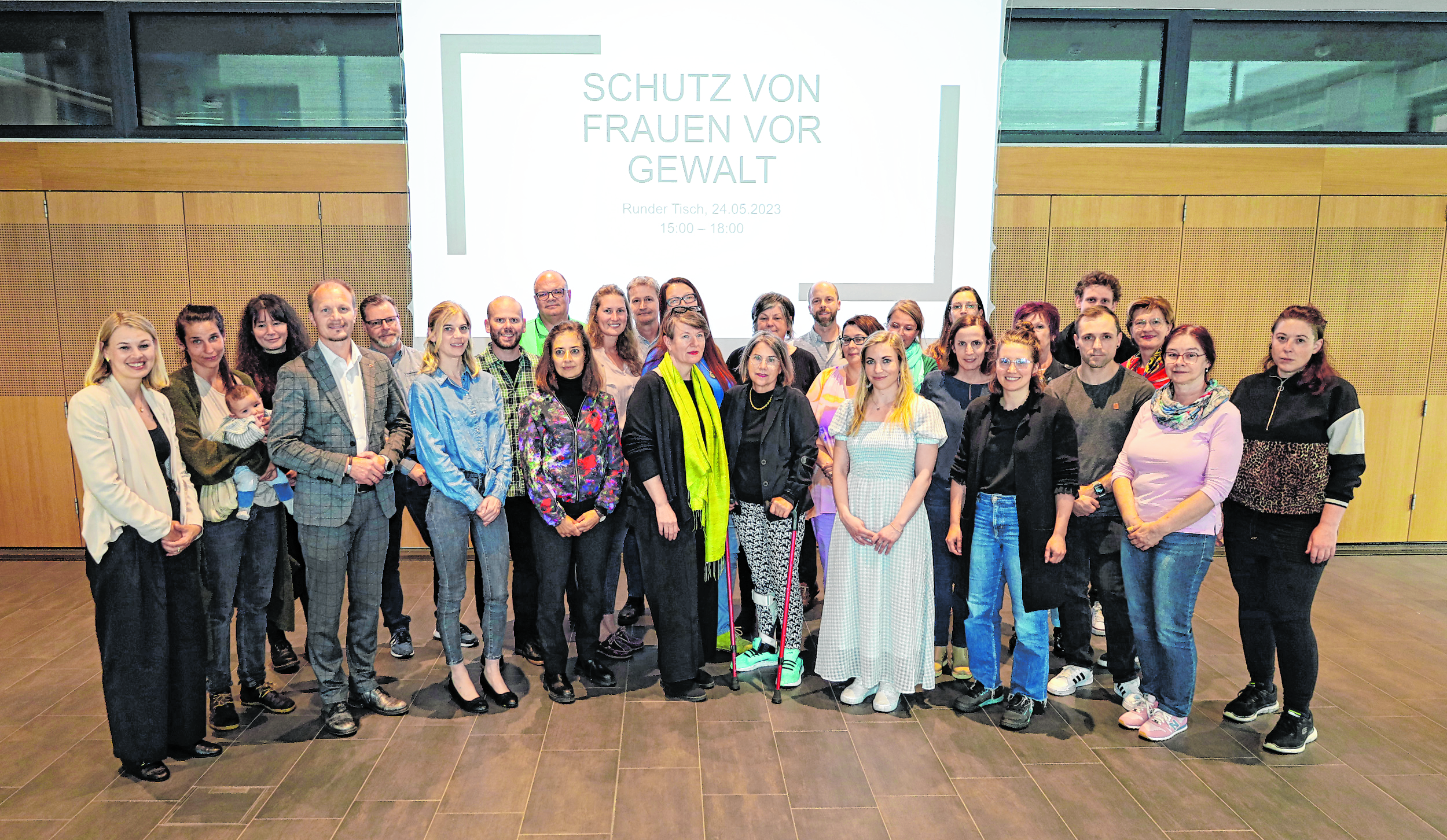 ExpertInnen und VertreterInnen der Stadtpolitik und der Stadtverwaltung diskutieren in regelmäßigen Abständen zum Thema Schutz von Frauen vor Gewalt.