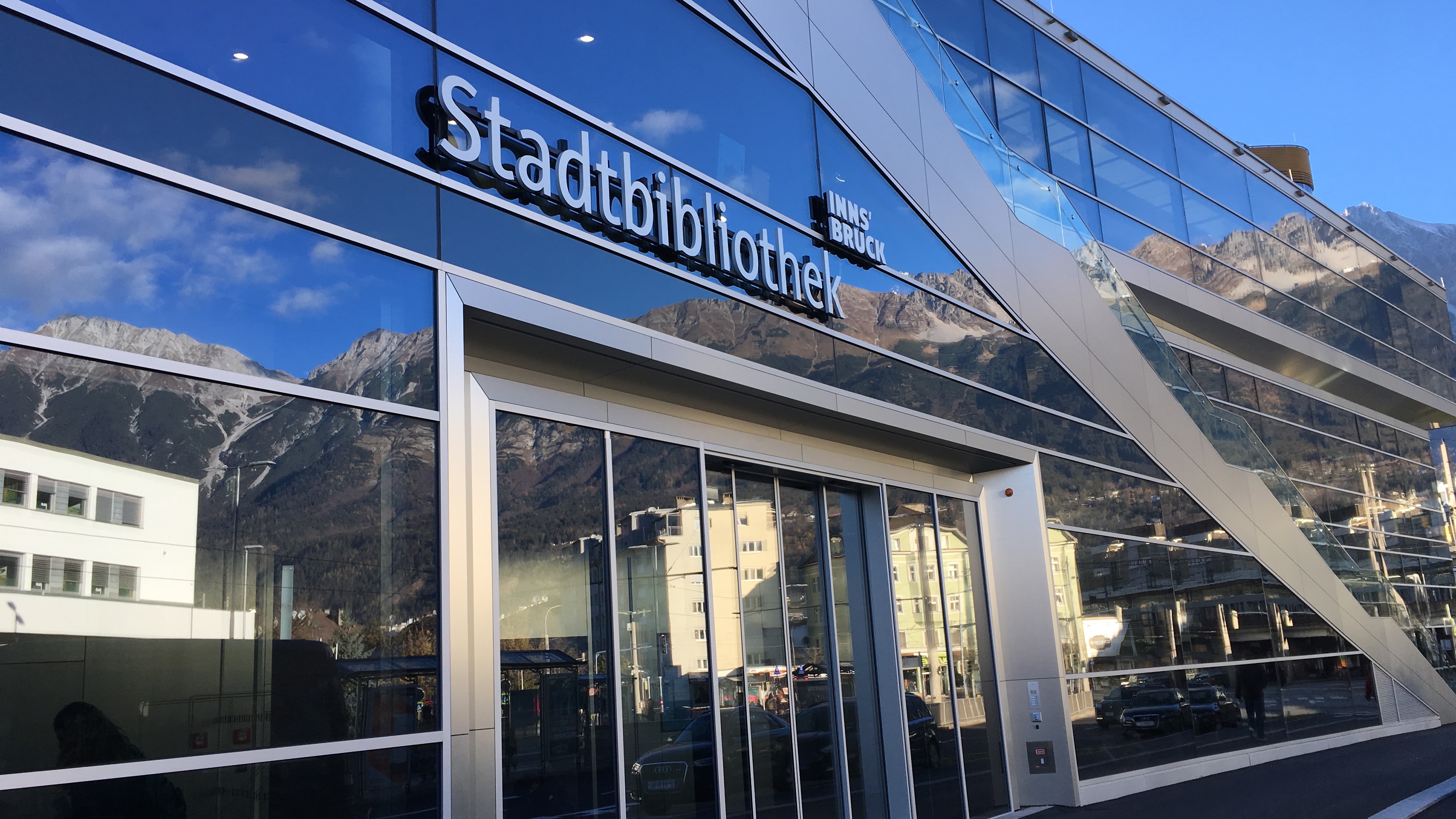 Die Stadtbibliothek und die Galerie Plattform 6020 sind seit fünf Jahren am Standort in der Amraser Straße zu finden.