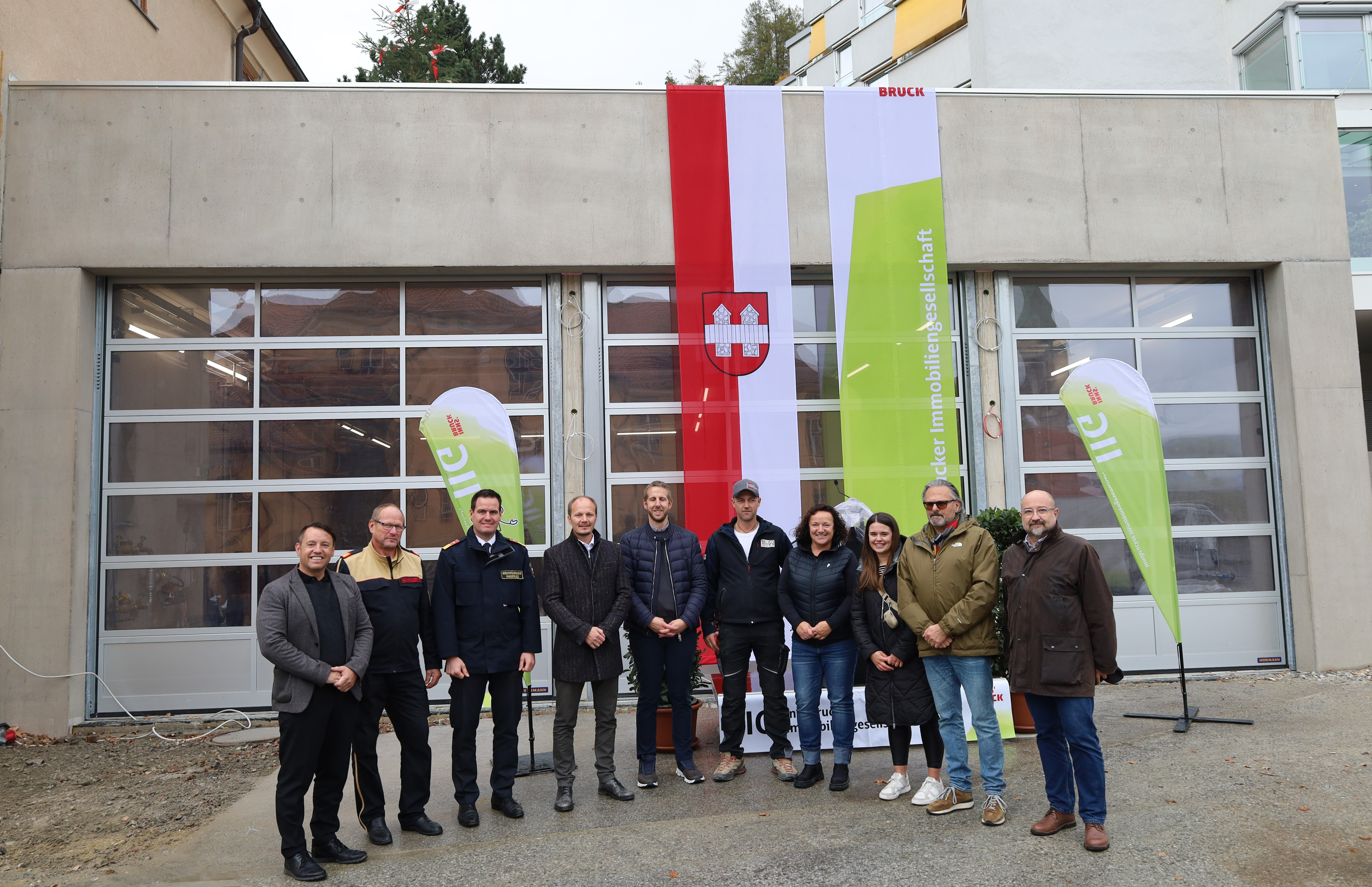 Vizebürgermeister Johannes Anzengruber (4.v.l.), IIG-Geschäftsführer Franz Danler (l.) und Branddirektor Helmut Hager (3.v.l.) freuen sich mit weiteren VertreterInnen der Baufirmen, der IIG sowie der Feuerwehren über den erfolgreichen Baufortschritt.