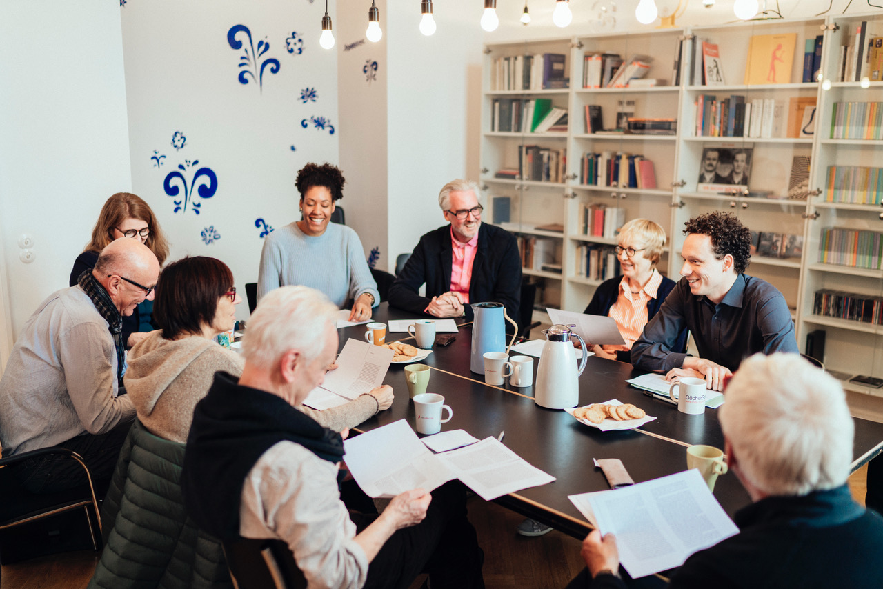 An vier Terminen wird „Shared Reading“ („Gemeinsames Lesen“) angeboten, begleitet durch einen ausgebildeten Leseleiter.