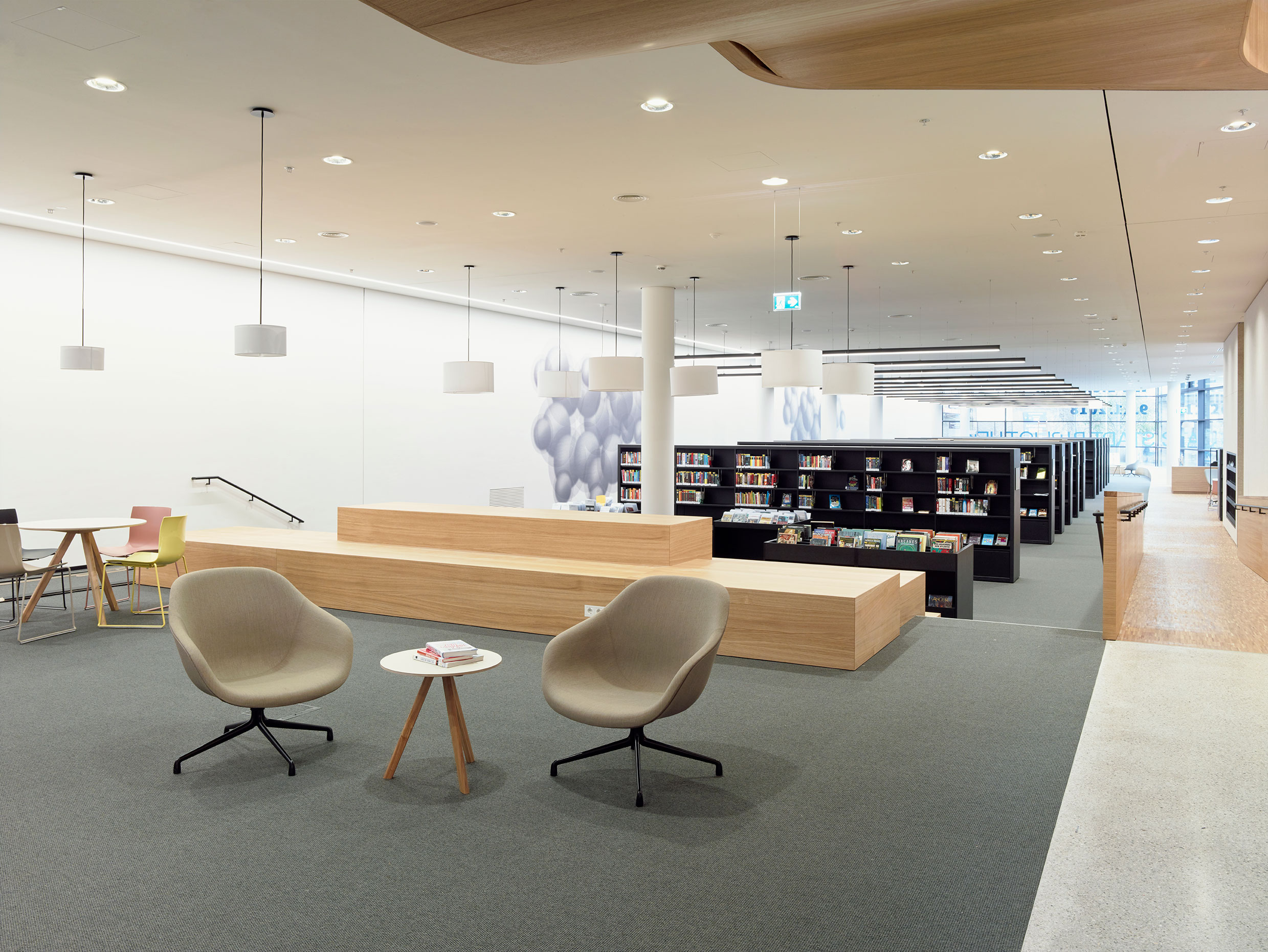 Der November verspricht in der Stadtbibliothek Innsbruck ein vielseitiges und buntes Programm von Lesungen, über Führungen bis hin zu Verleihungen von Stipendien.