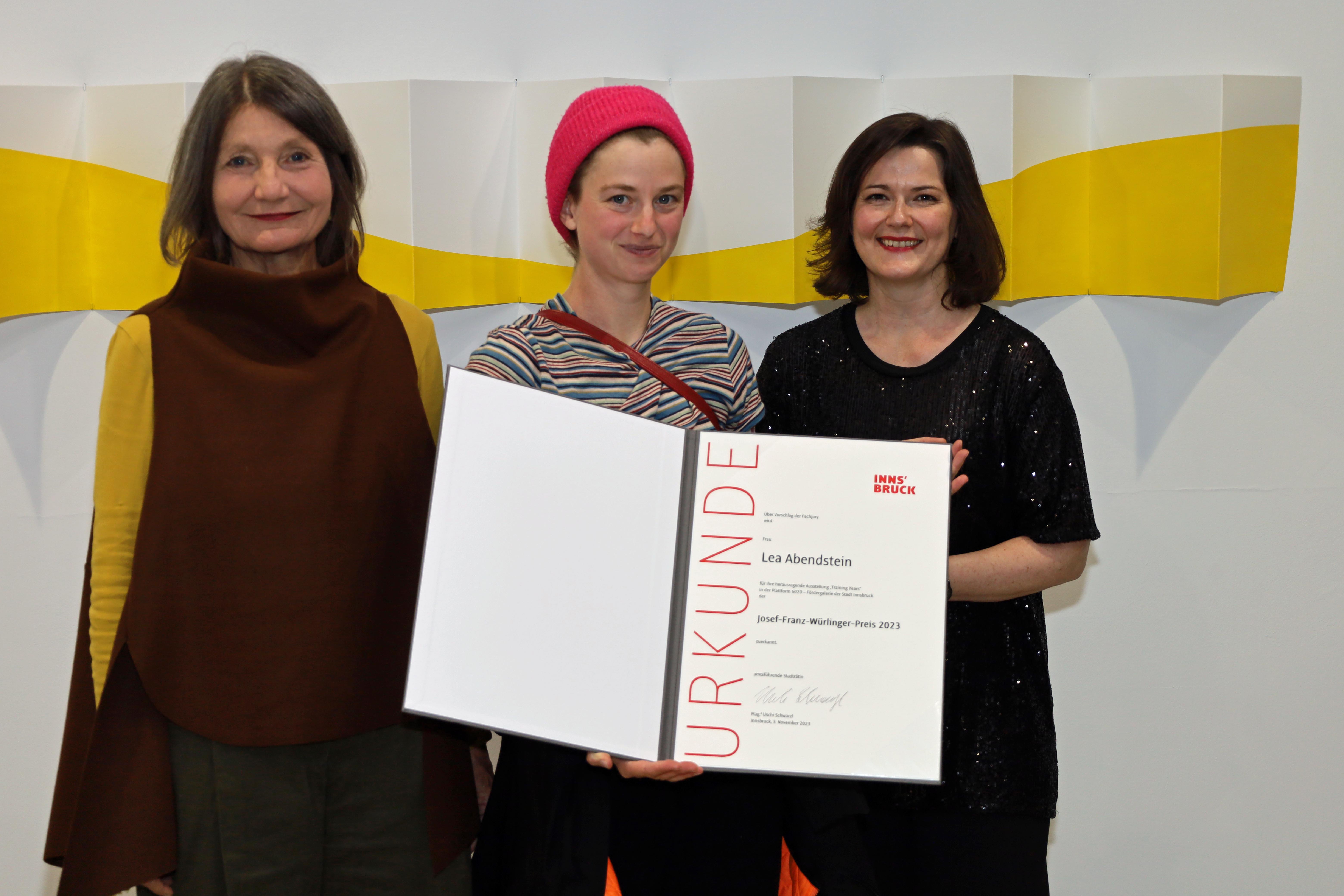 Lea Abendstein (Mitte) erhält den Josef-Franz-Würlinger-Preis 2023 für ihre Ausstellung „Training Years“ in der Plattform 6020: Kulturstadträtin Uschi Schwarzl (l.) und Galerieleiterin Natalie Pedevilla (r.) gratulierten der jungen Künstlerin.
