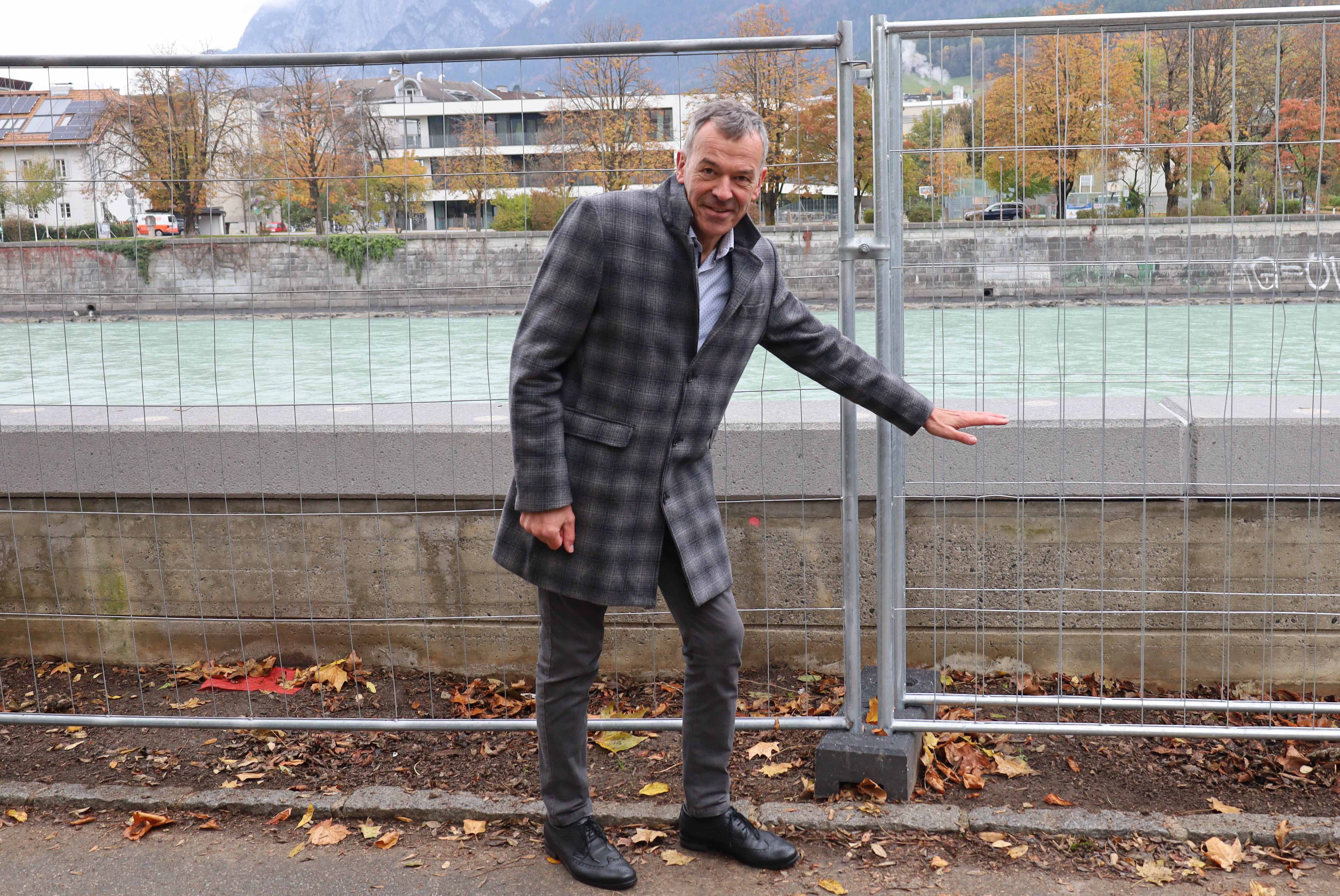 Bürgermeister Georg Willi informierte vor Ort über die neuen Möglichkeiten und die weiteren Schritte in Bezug auf den Aufenthaltsort bei der Innmauer an der Franz-Gschnitzer-Promenade.