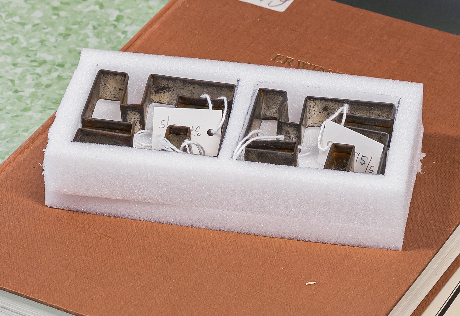 Die ausgestellten Objekte – hier ein Keksausstecher in Hakenkreuzform – stammen aus der NS-Zeit