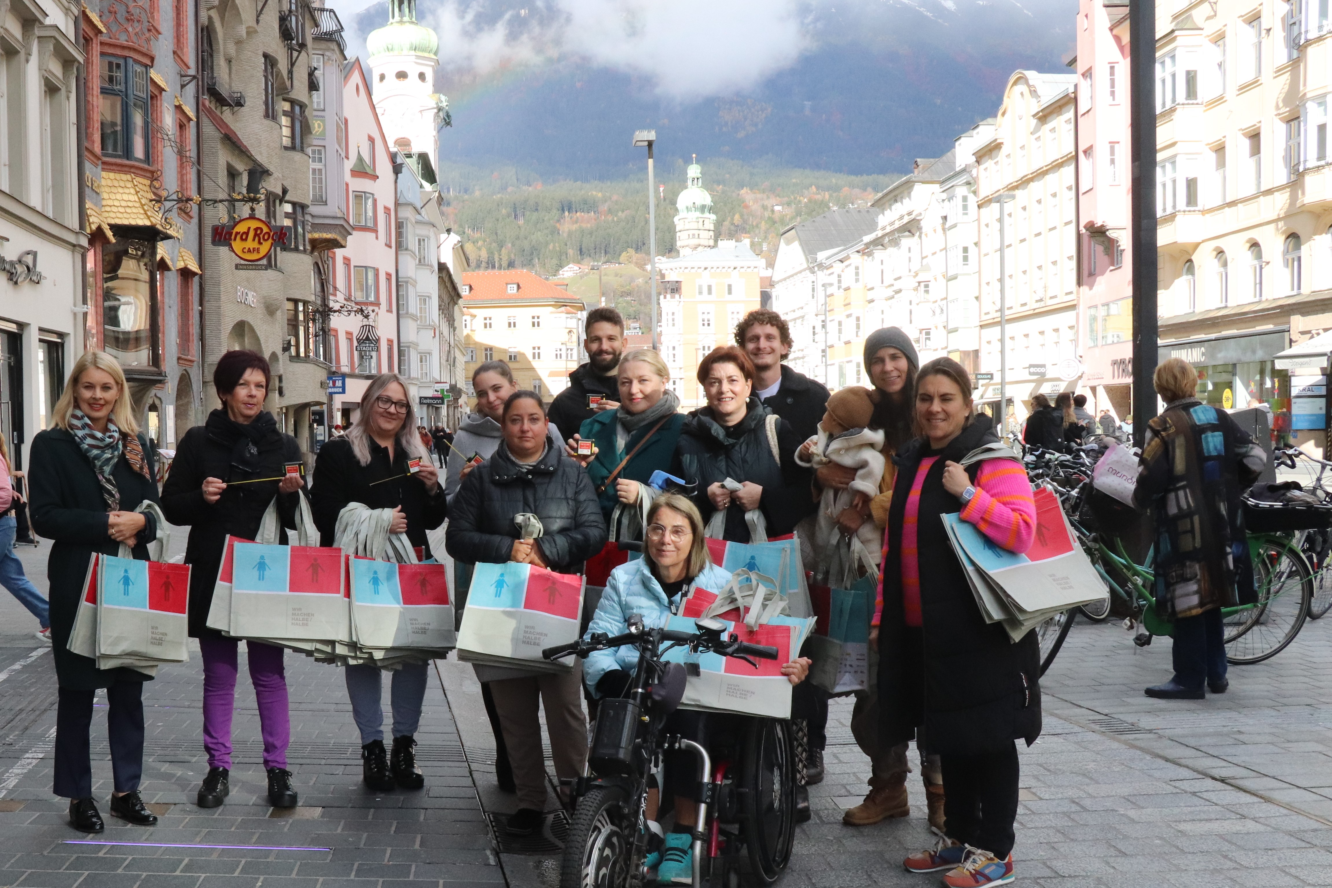 Setzen sich für gleichen Lohn für gleiche Arbeit ein: Im Bild Frauenstadträtin Elisabeth Mayr (1. v.l.) und Uschi Klee (Referatsleiterin Frauen und Generationen, 2. v.l.) mit städtischen MitarbeiterInnen und gemeinderätlichen Vertreterinnen, die in der Innsbrucker Innenstadt Halbe/Halbe-Taschen und Maßbänder verteilten.