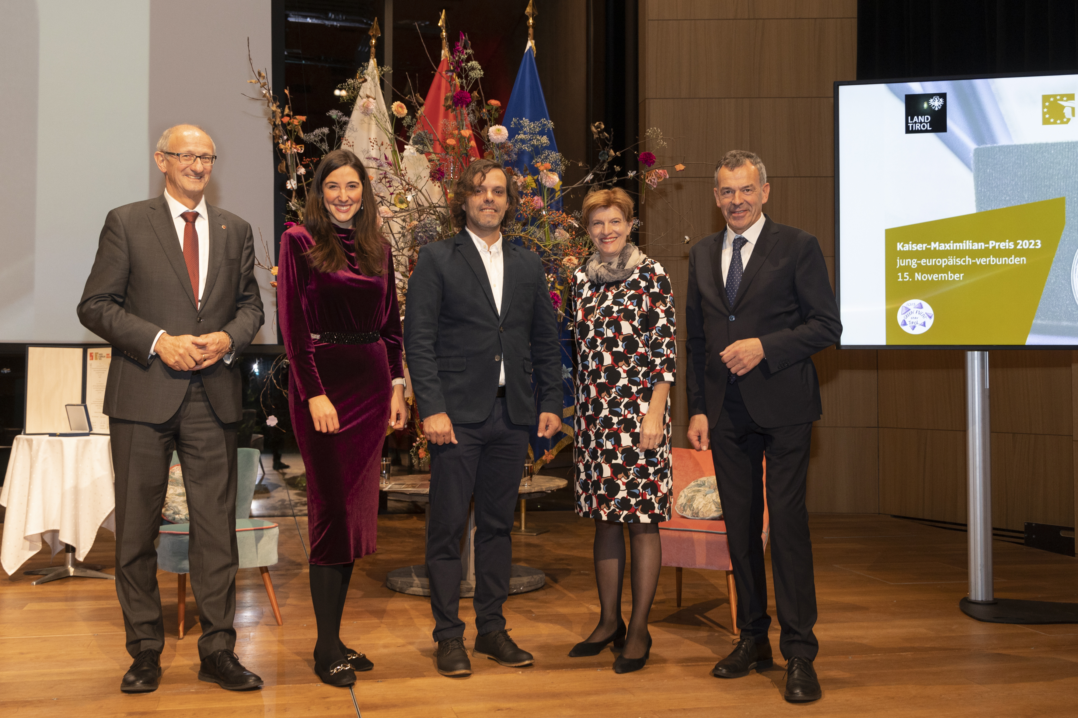 Landeshauptmann Anton Mattle, Landtagsvizepräsidentin Sophia Kircher, Kaiser-Maximilian-Preisträger José Rodrigues, Stadträtin Christine Oppitz-Plörer und Bürgermeister Georg Willi bei der offiziellen Preisverleihung im Haus der Musik.