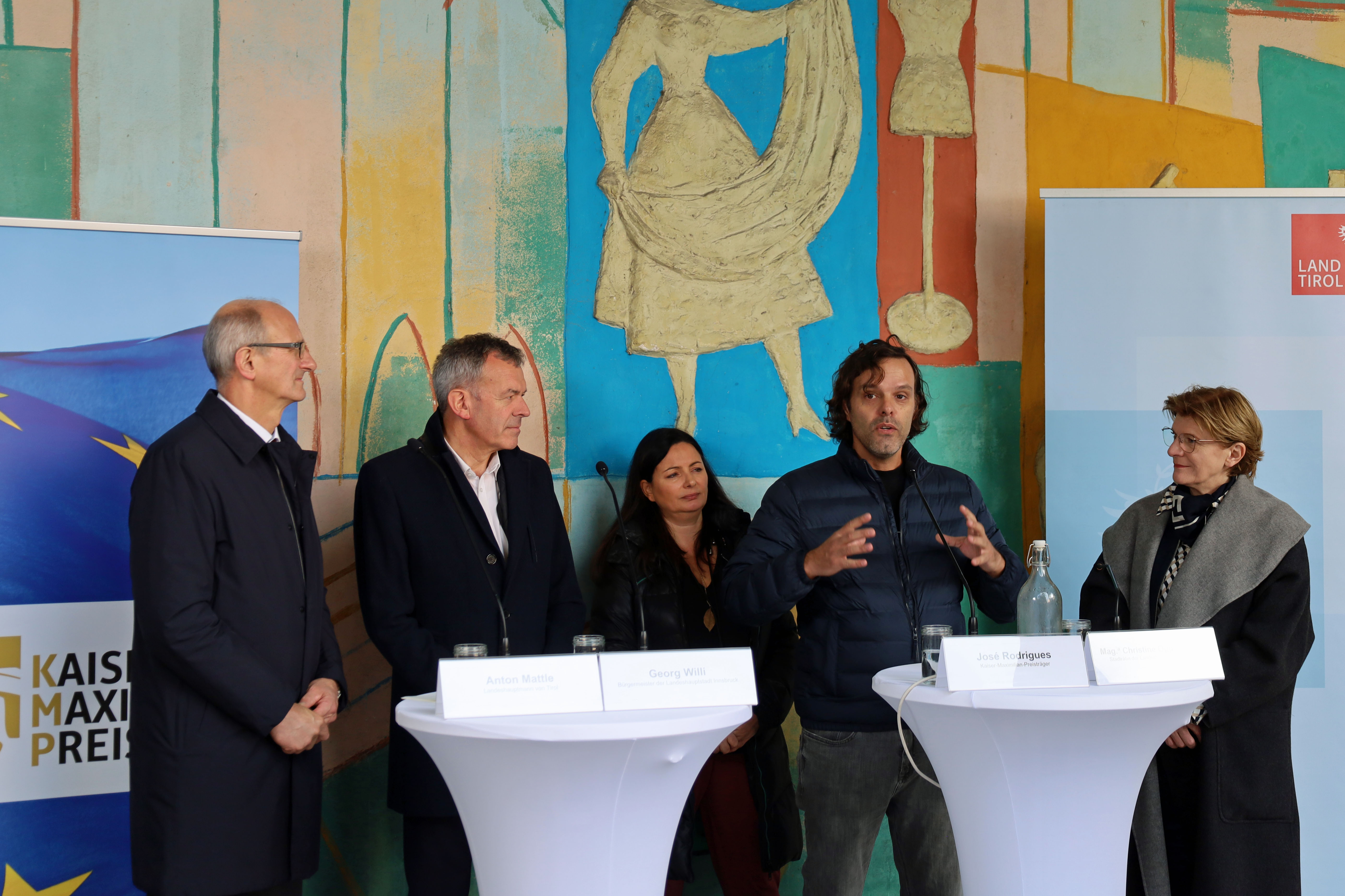 Kaiser-Maximilian-Preisträger José Rodrigues (2.v.l) stelle sein Projekt „Green Steps“ in der Fachberufsschule für Installations- und Blechtechnik im Rahmen einer Pressekonferenz mit (v.l.n.r.) Landeshauptmann Anton Mattle, Bürgermeister Georg Willi, Katrin Heiss (Referat Außenbeziehungen) und Stadträtin Christine Oppitz-Plörer vor.