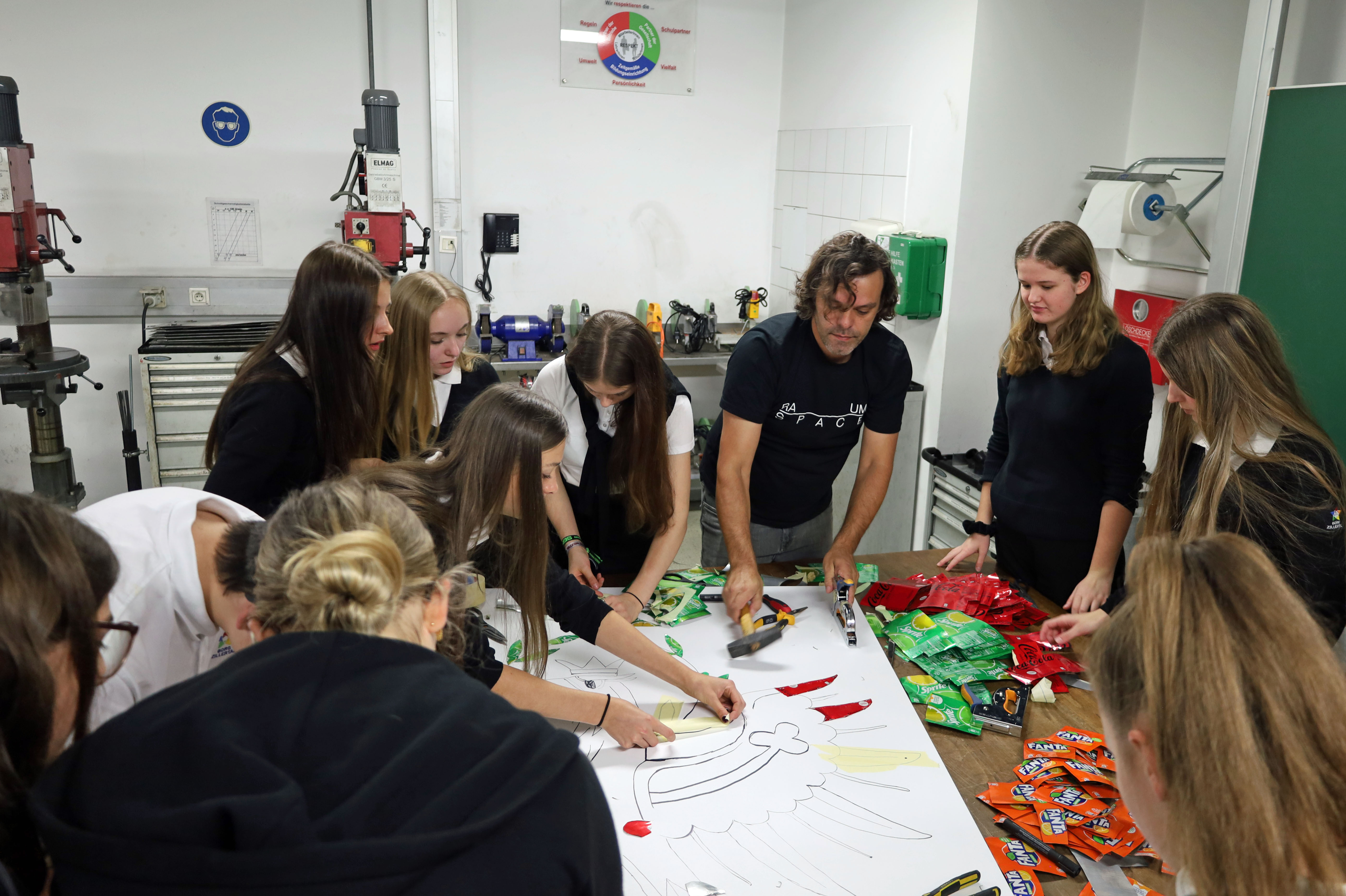 Bei einem gemeinsamen Workshop mit den SchülerInnen wurde ein Upcycling-Kunstwerk geschaffen.